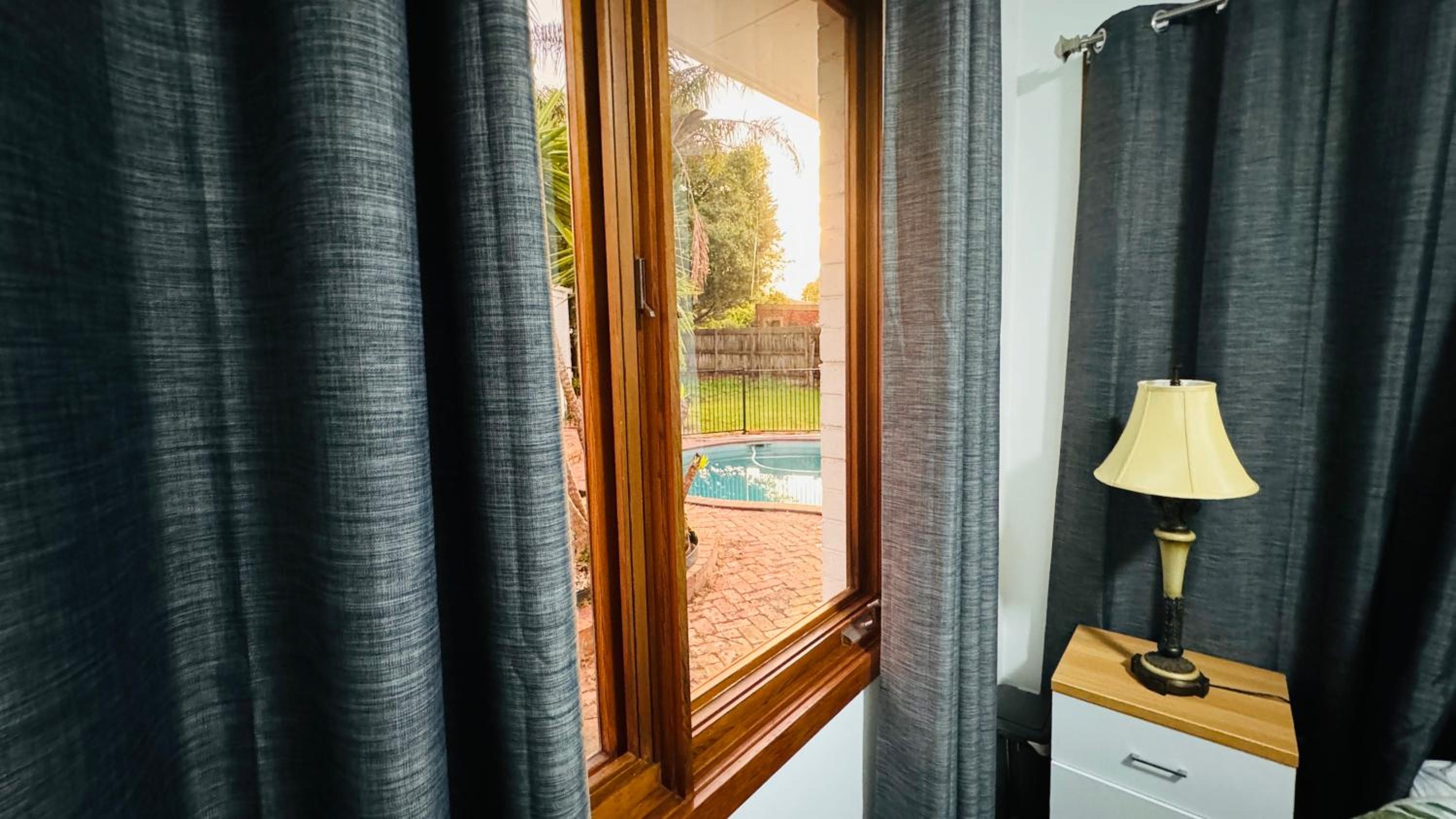Large 5BR Home-Pool-BBQ-5 CarPark-Central Location