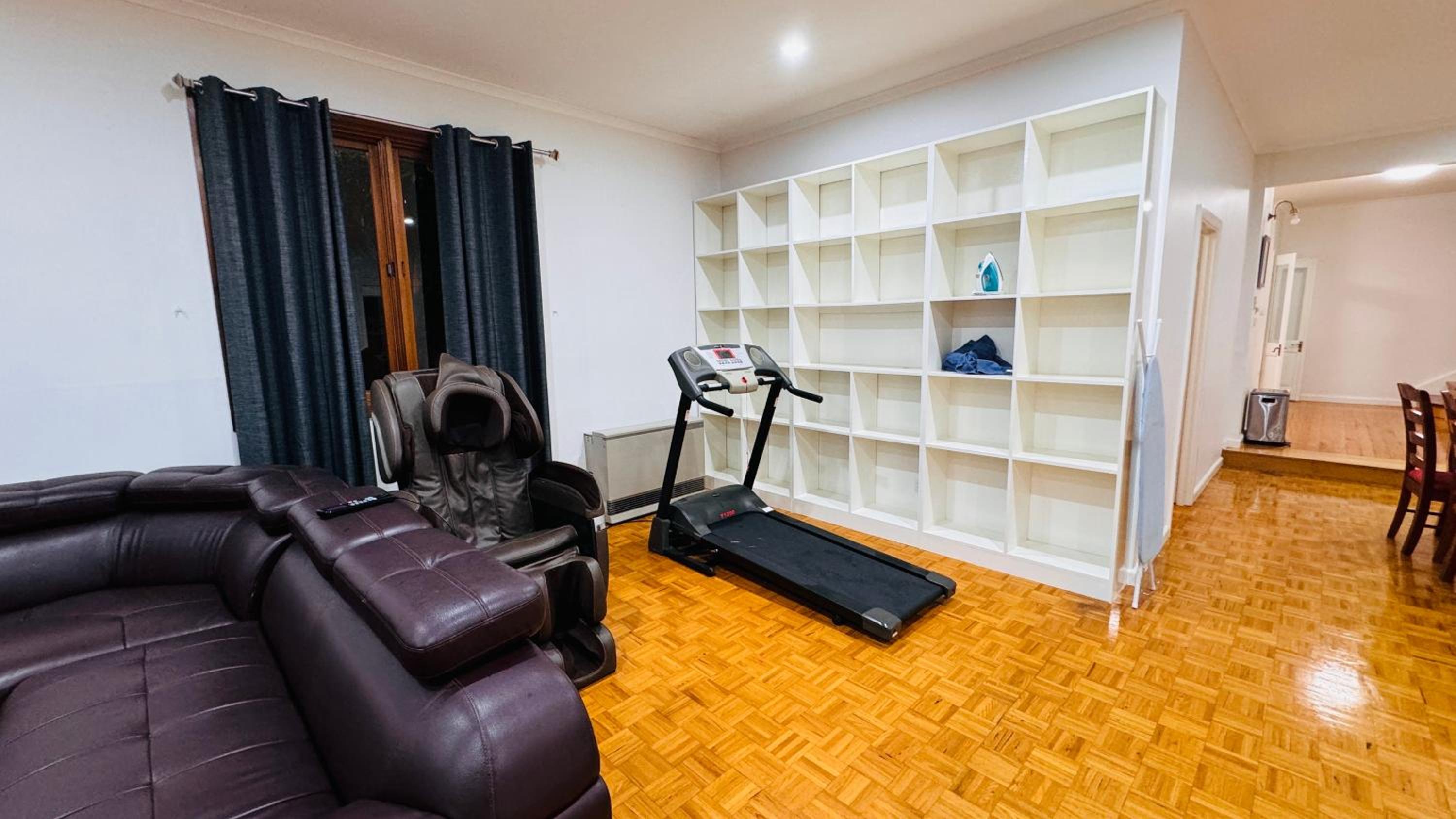 Large 5BR Home-Pool-BBQ-5 CarPark-Central Location