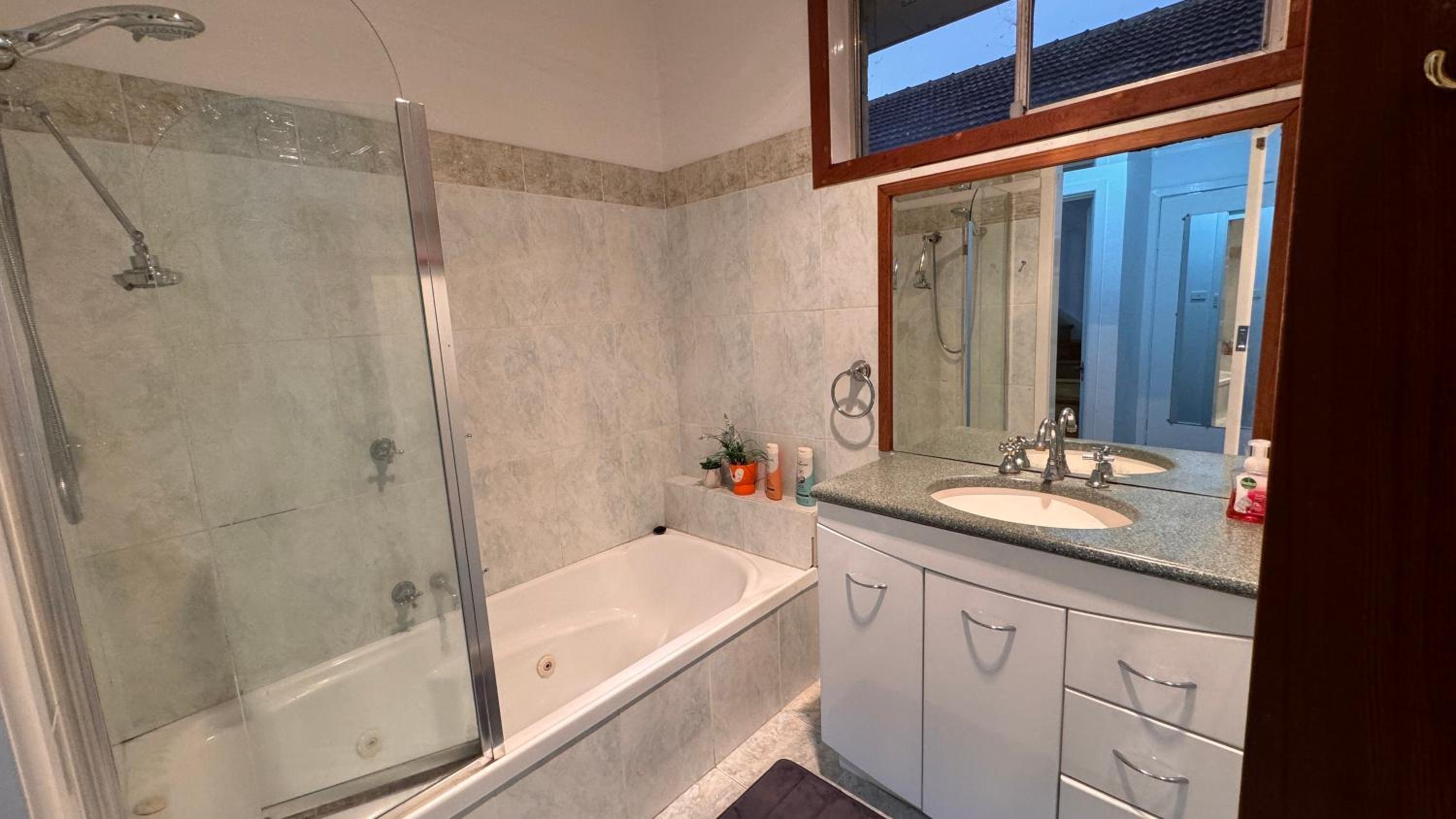 Large 5BR Home-Pool-BBQ-5 CarPark-Central Location