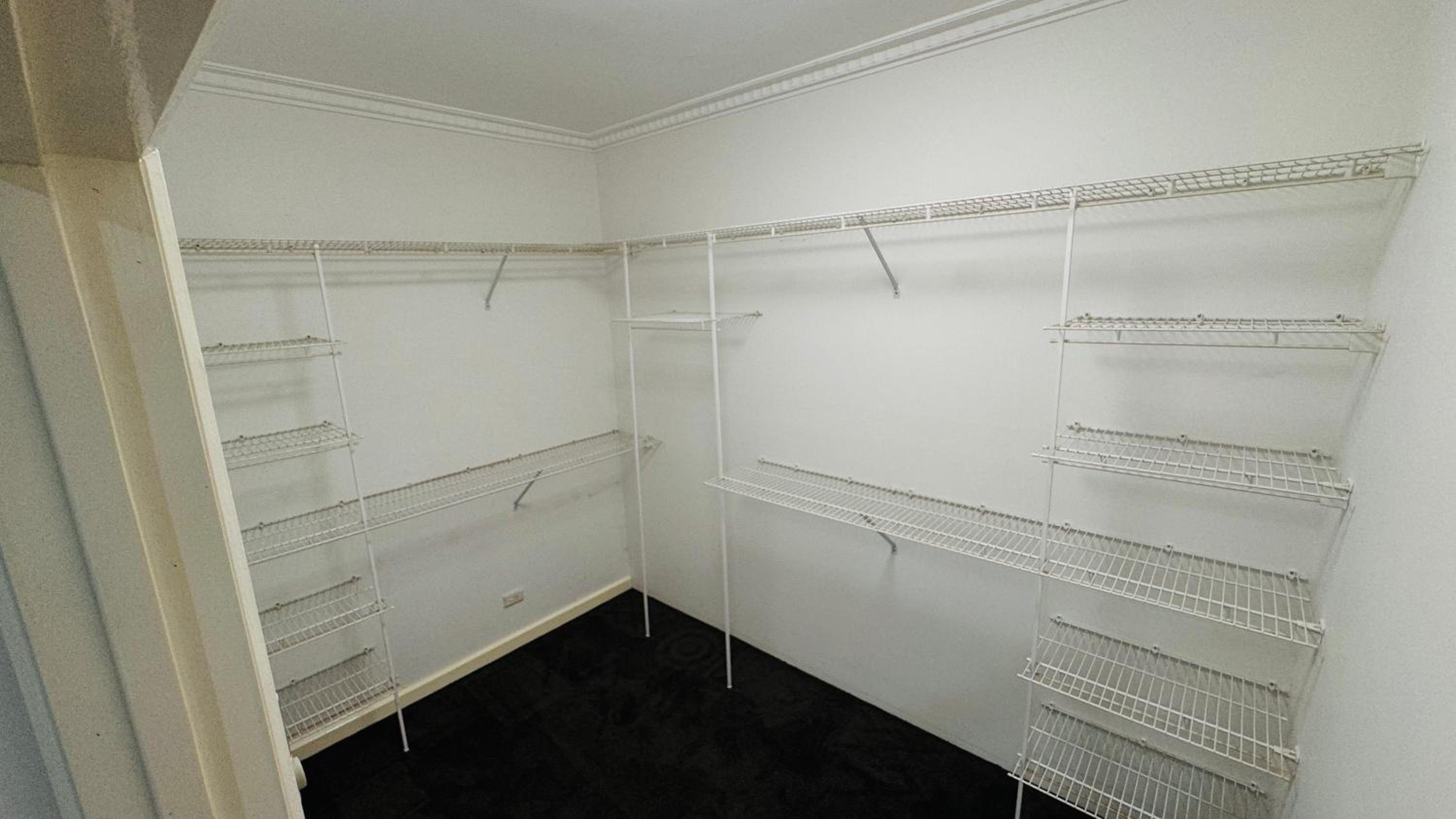 Large 5BR Home-Pool-BBQ-5 CarPark-Central Location