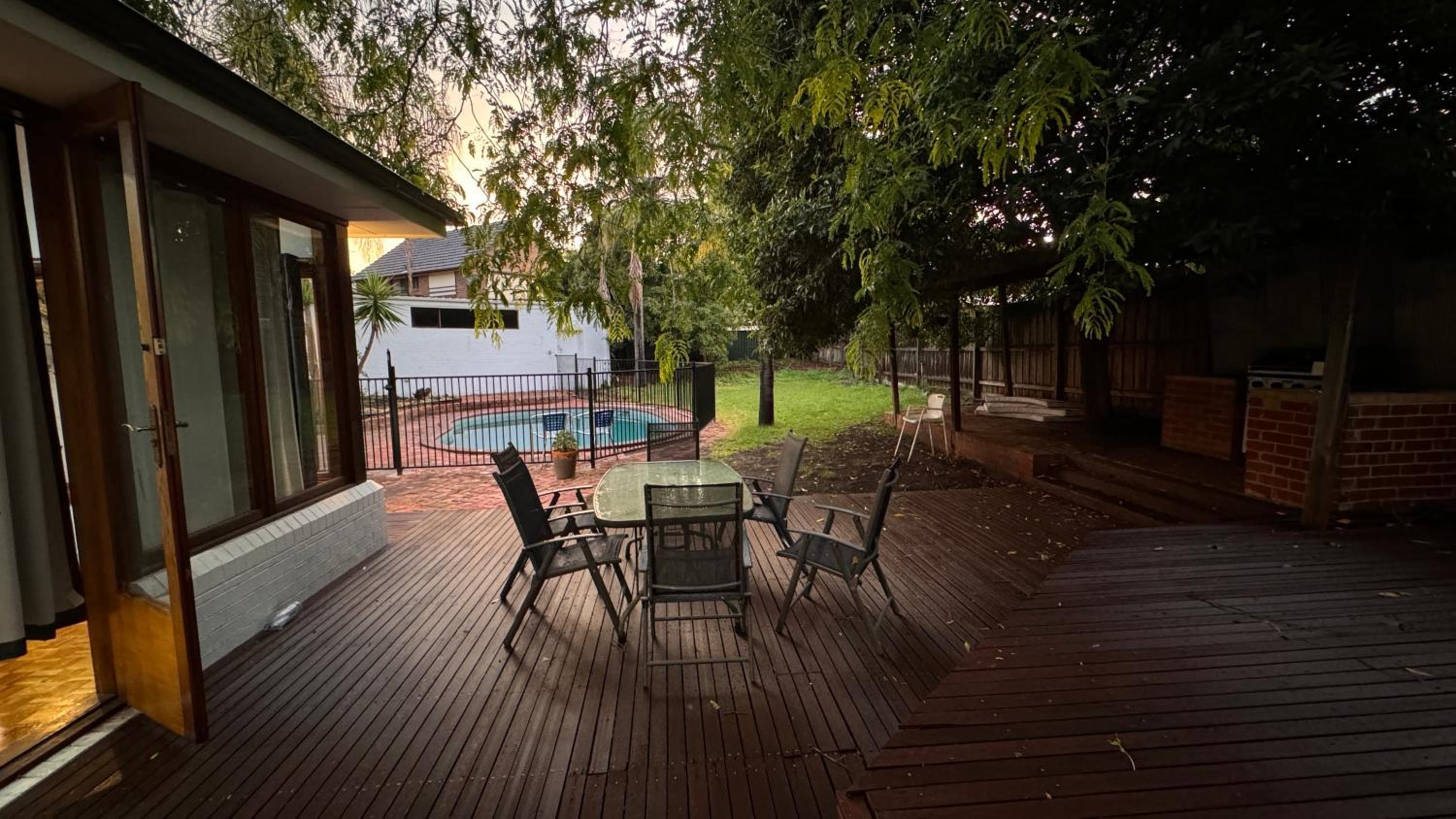 Large 5BR Home-Pool-BBQ-5 CarPark-Central Location