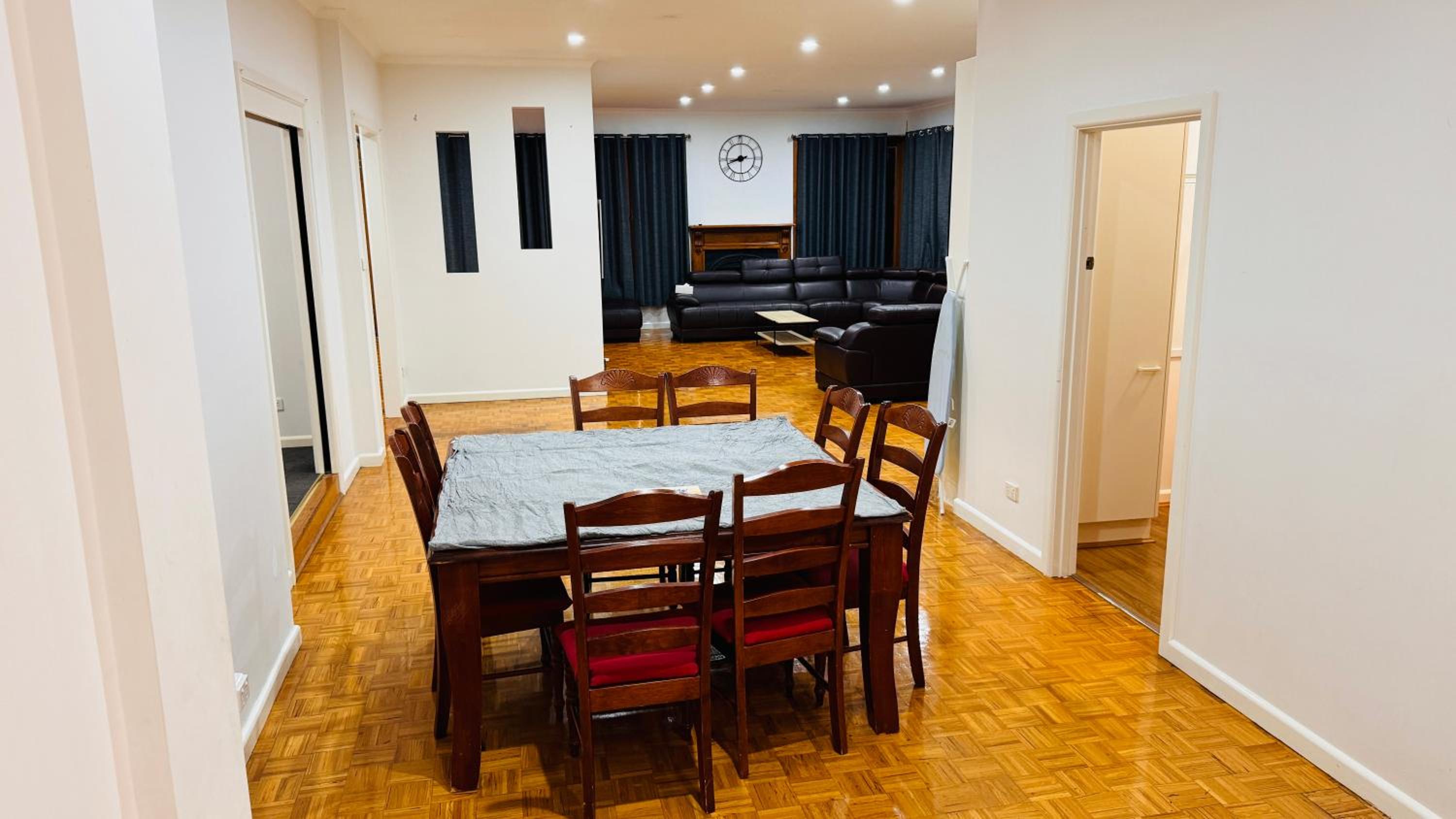 Large 5BR Home-Pool-BBQ-5 CarPark-Central Location