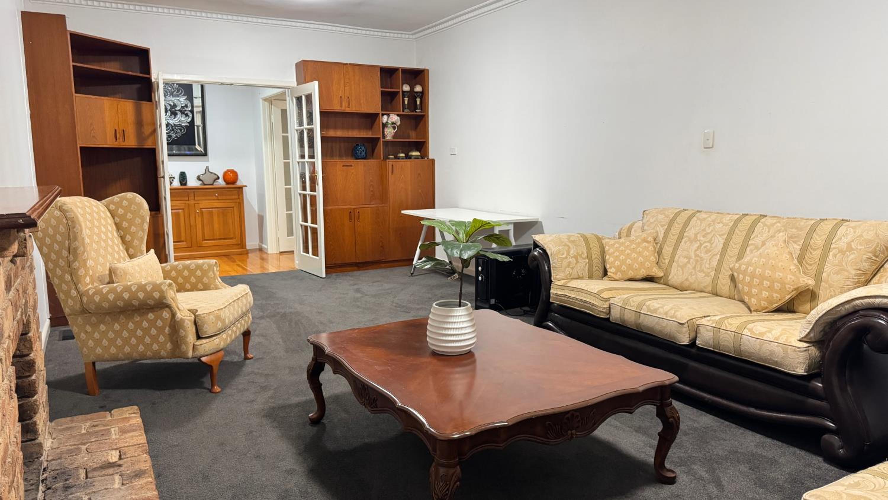 Large 5BR Home-Pool-BBQ-5 CarPark-Central Location