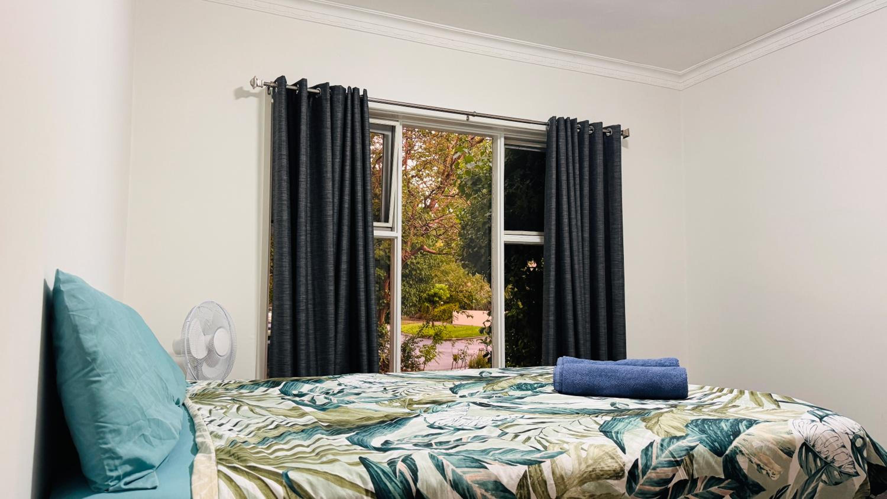 Large 5BR Home-Pool-BBQ-5 CarPark-Central Location