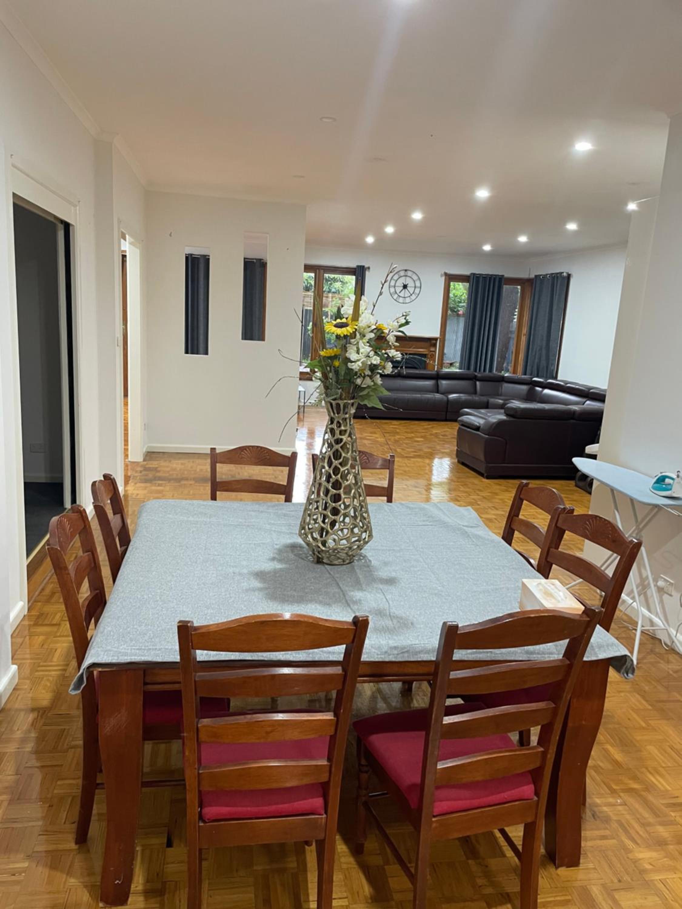 Large 5BR Home-Pool-BBQ-5 CarPark-Central Location