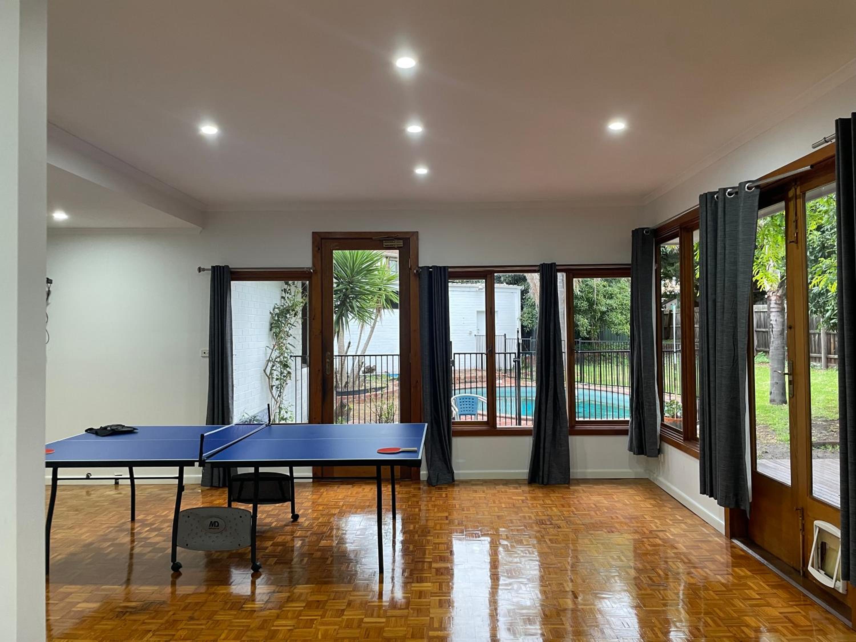 Large 5BR Home-Pool-BBQ-5 CarPark-Central Location