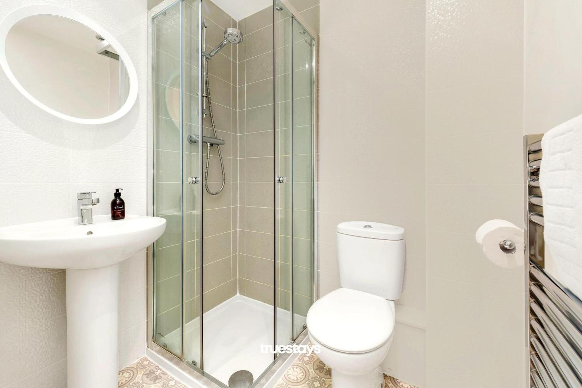 NEW Berkley House by Truestays - 3 Bedroom House in Stoke-on-Trent view 5