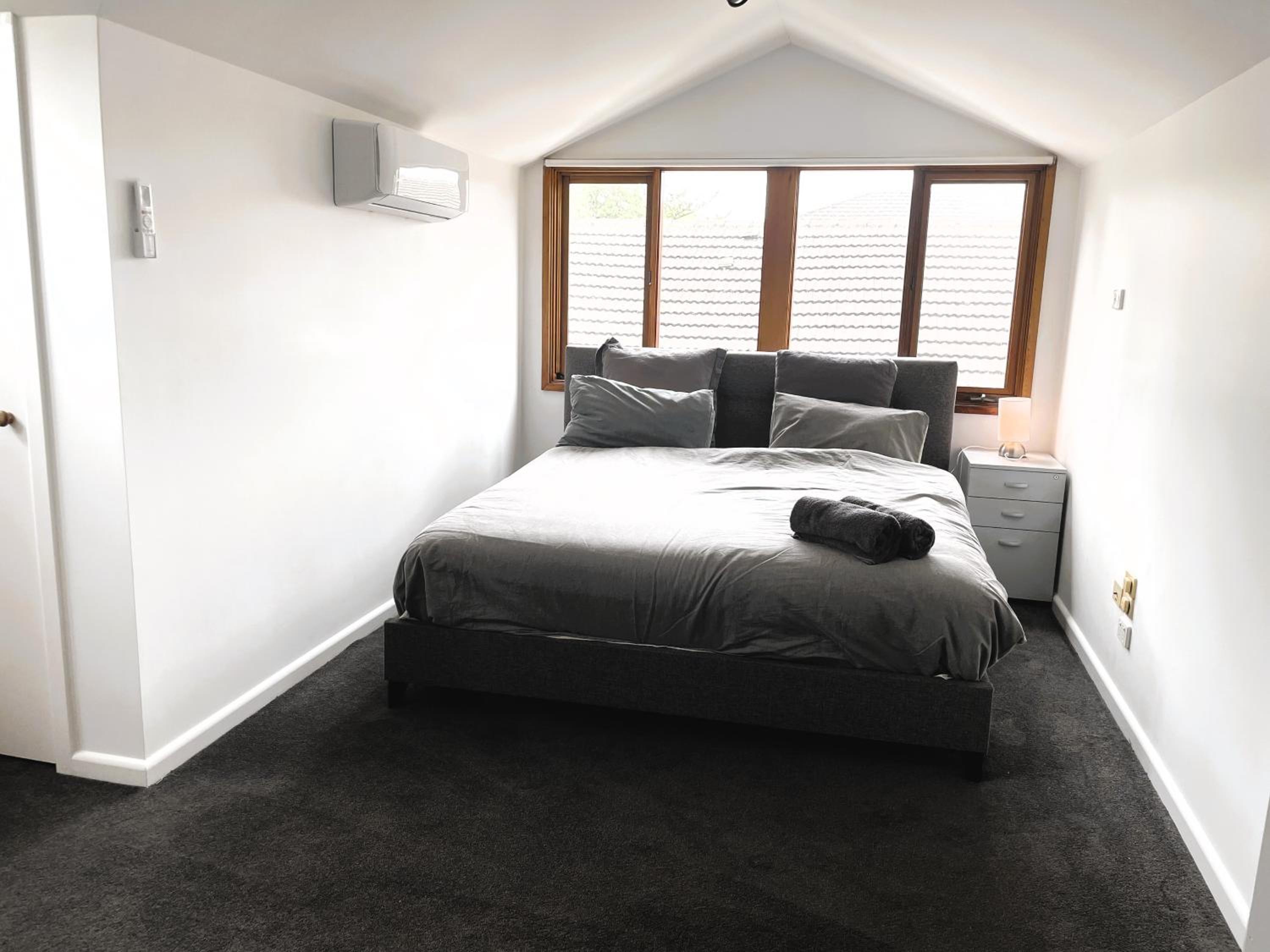 Large 5BR Home-Pool-BBQ-5 CarPark-Central Location