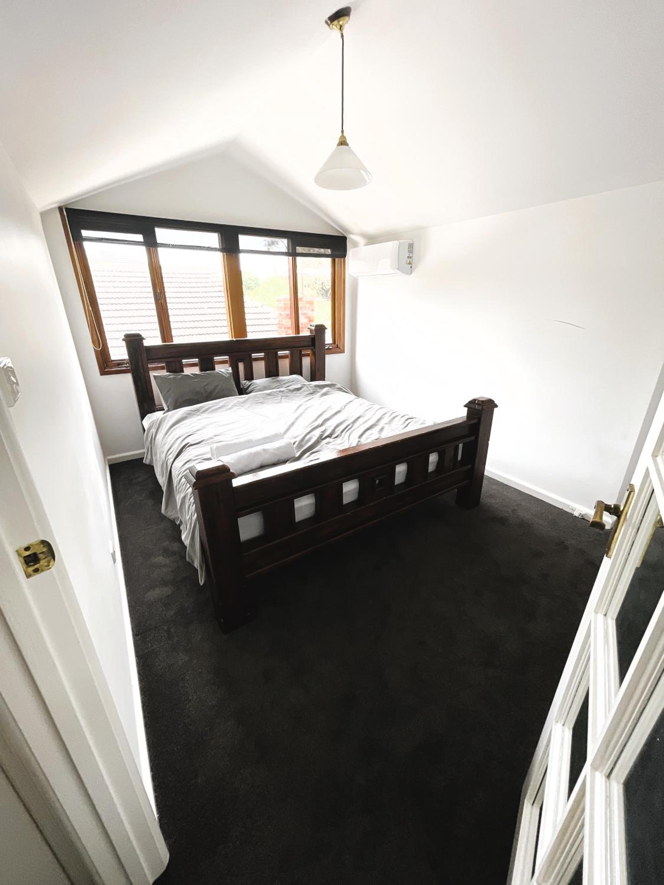 Large 5BR Home-Pool-BBQ-5 CarPark-Central Location