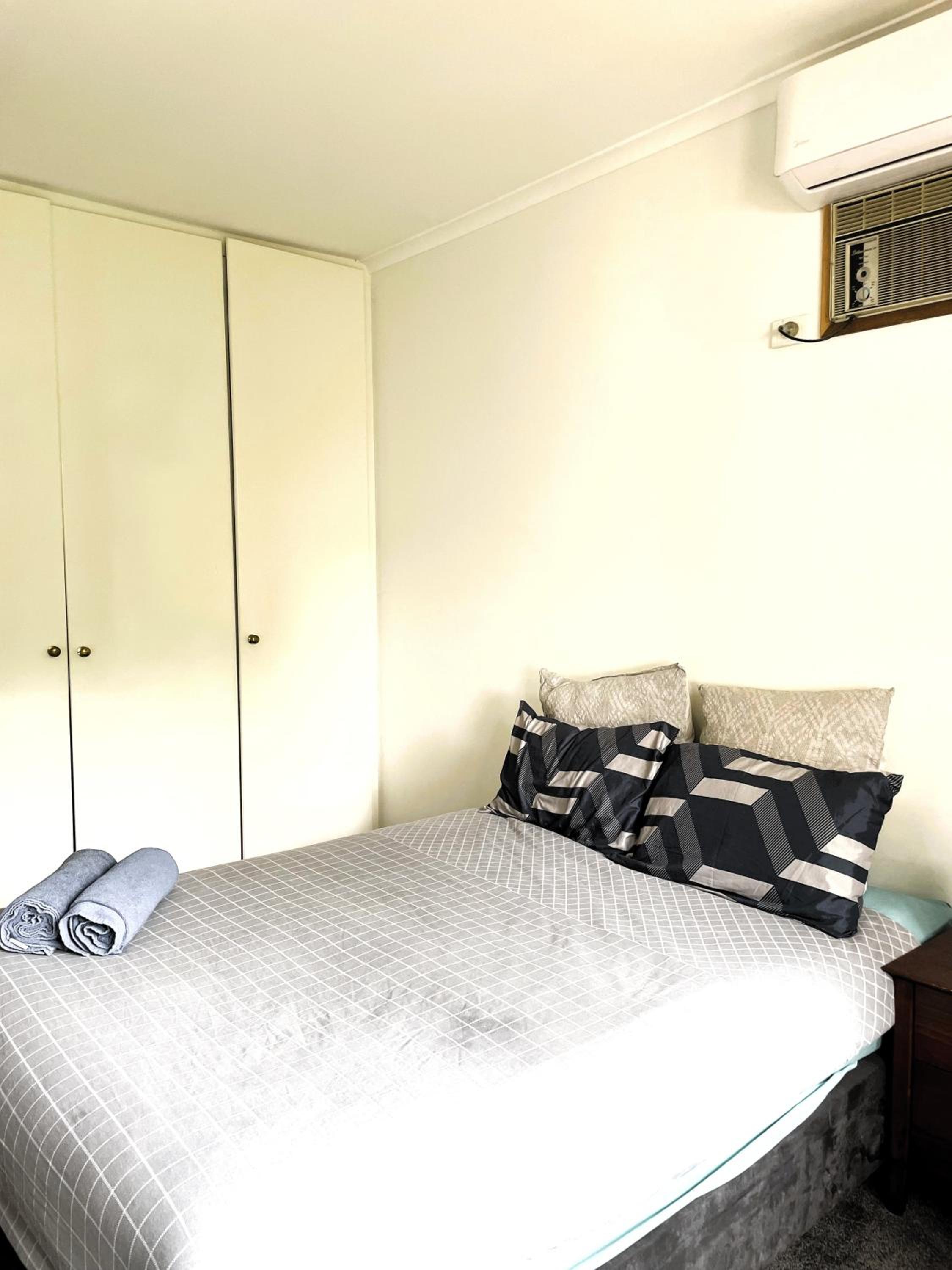 Large 5BR Home-Pool-BBQ-5 CarPark-Central Location