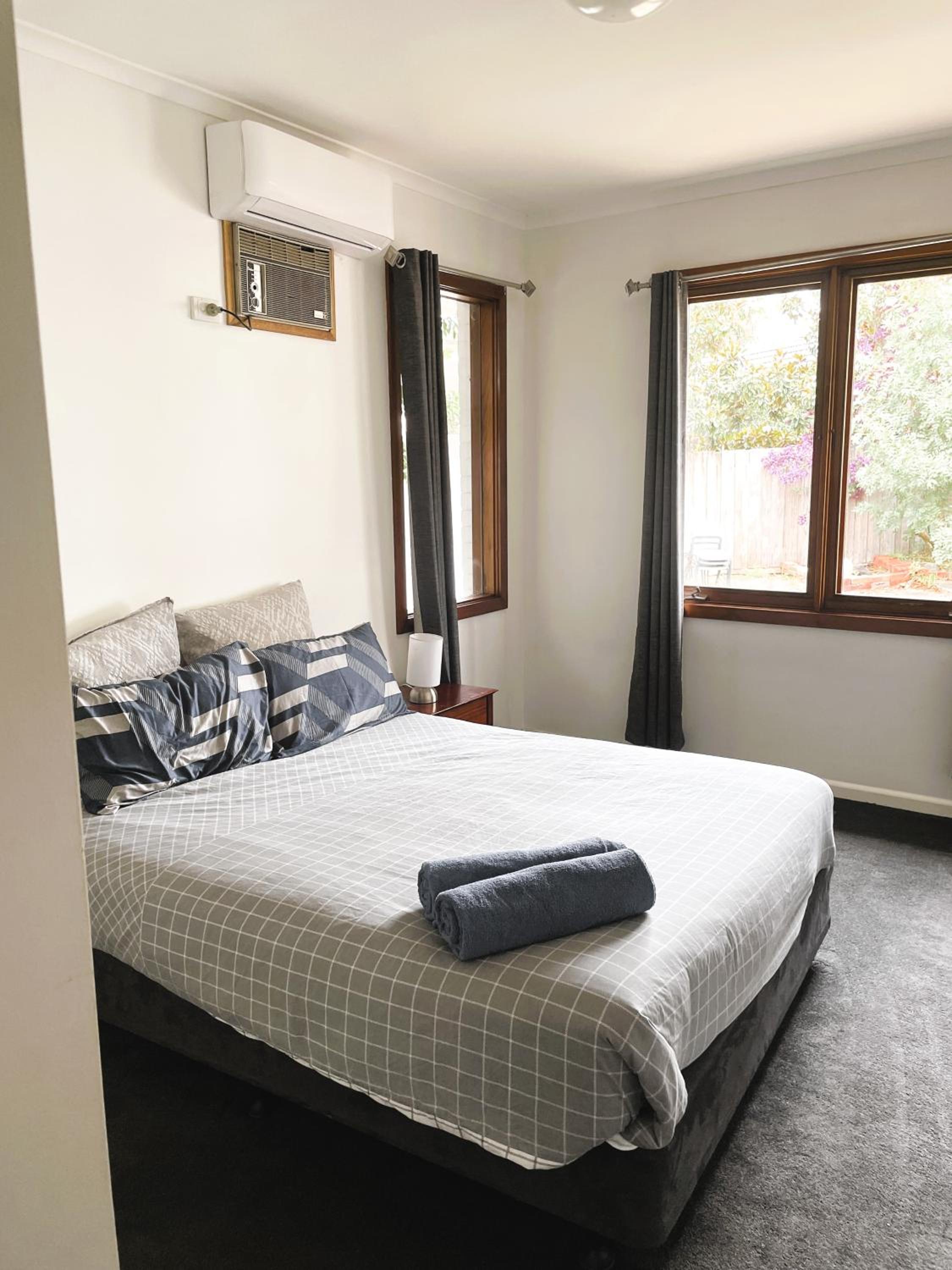 Large 5BR Home-Pool-BBQ-5 CarPark-Central Location