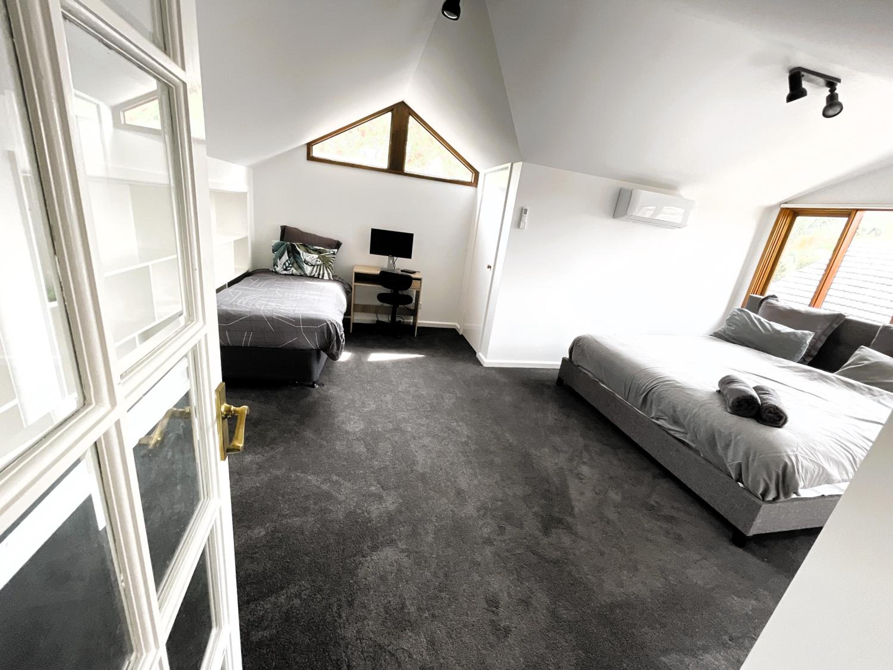 Large 5BR Home-Pool-BBQ-5 CarPark-Central Location