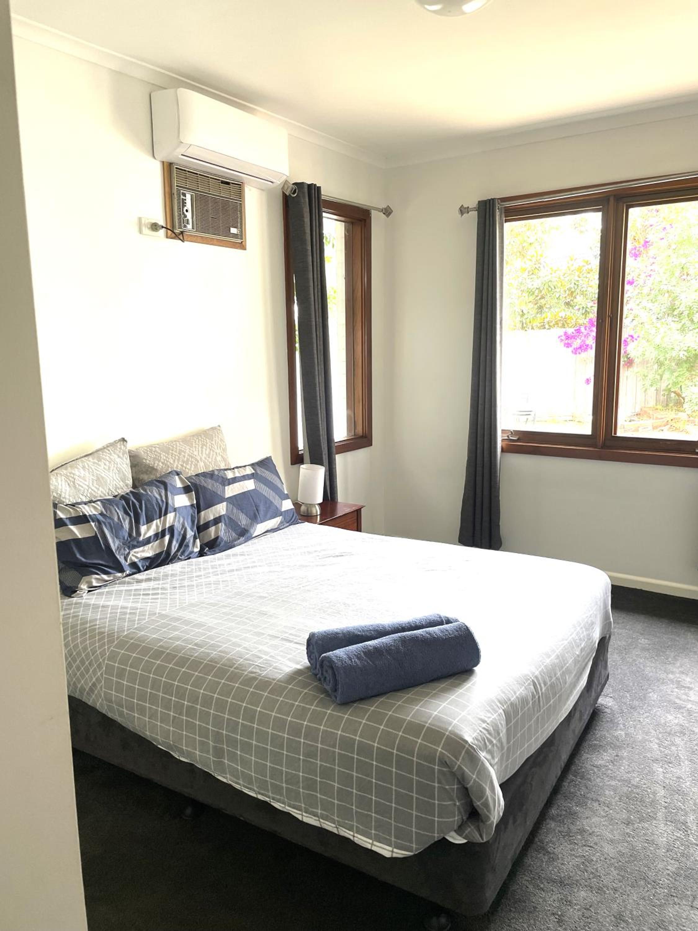Large 5BR Home-Pool-BBQ-5 CarPark-Central Location