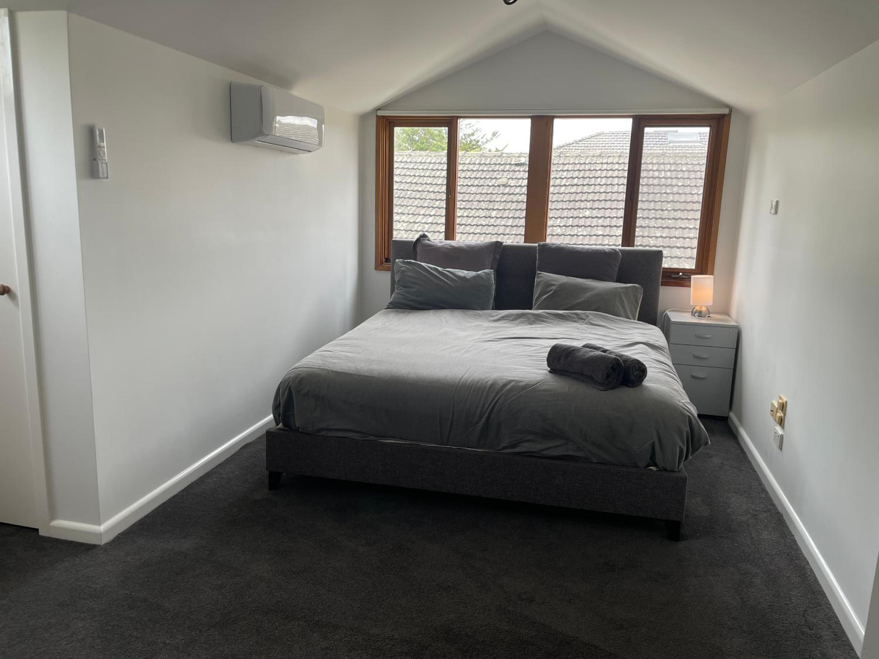 Large 5BR Home-Pool-BBQ-5 CarPark-Central Location