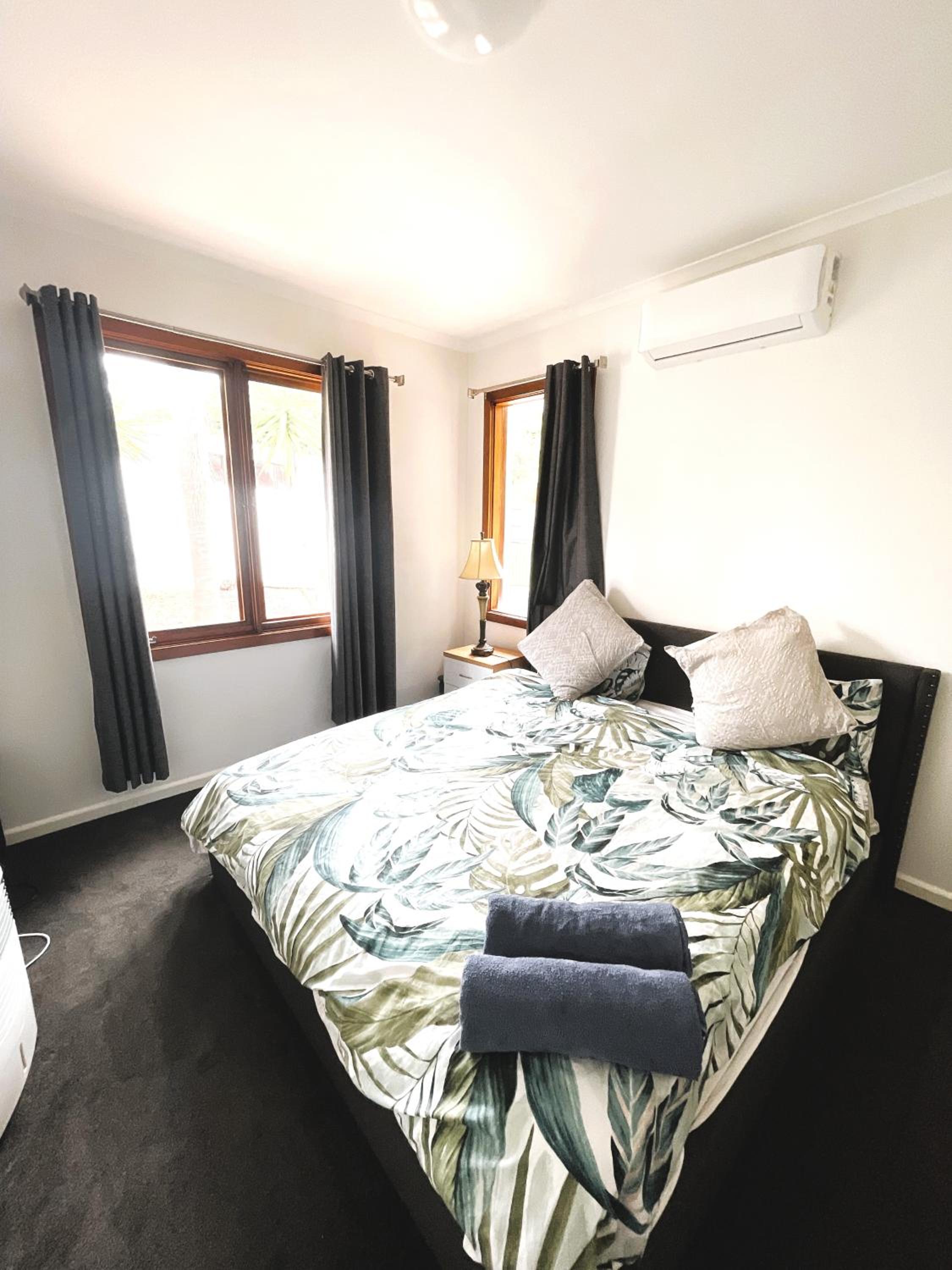 Large 5BR Home-Pool-BBQ-5 CarPark-Central Location