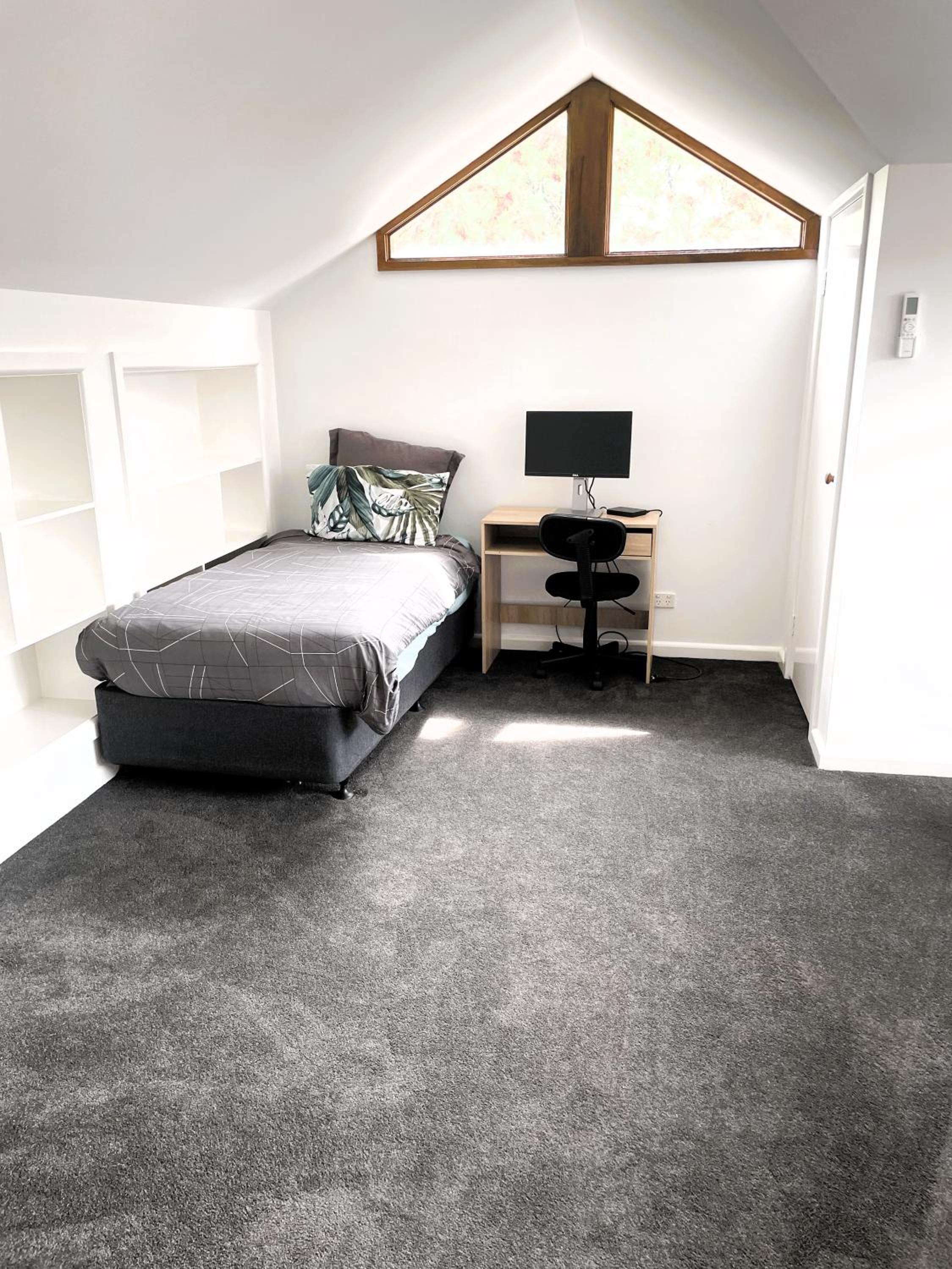 Large 5BR Home-Pool-BBQ-5 CarPark-Central Location