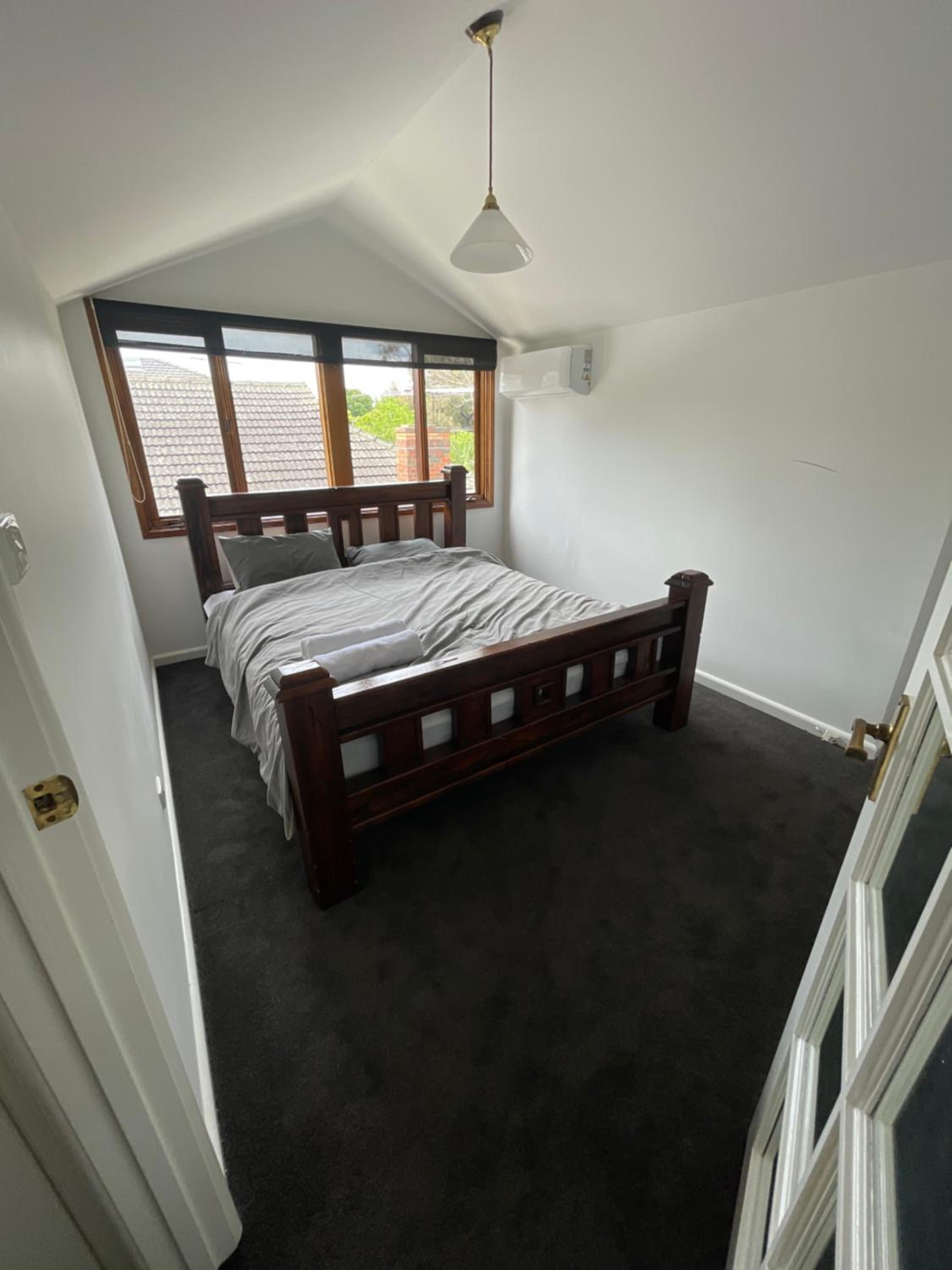 Large 5BR Home-Pool-BBQ-5 CarPark-Central Location