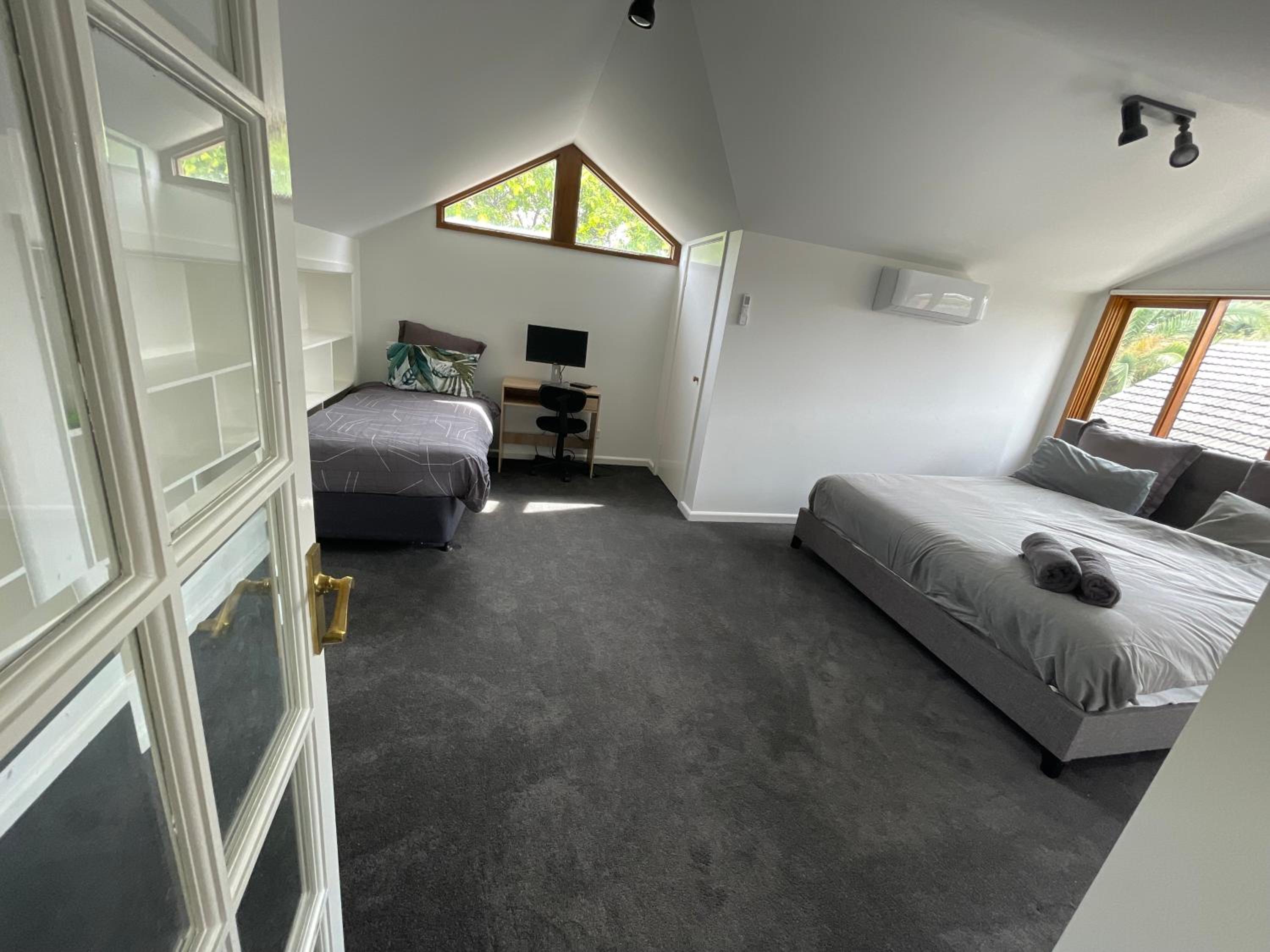 Large 5BR Home-Pool-BBQ-5 CarPark-Central Location