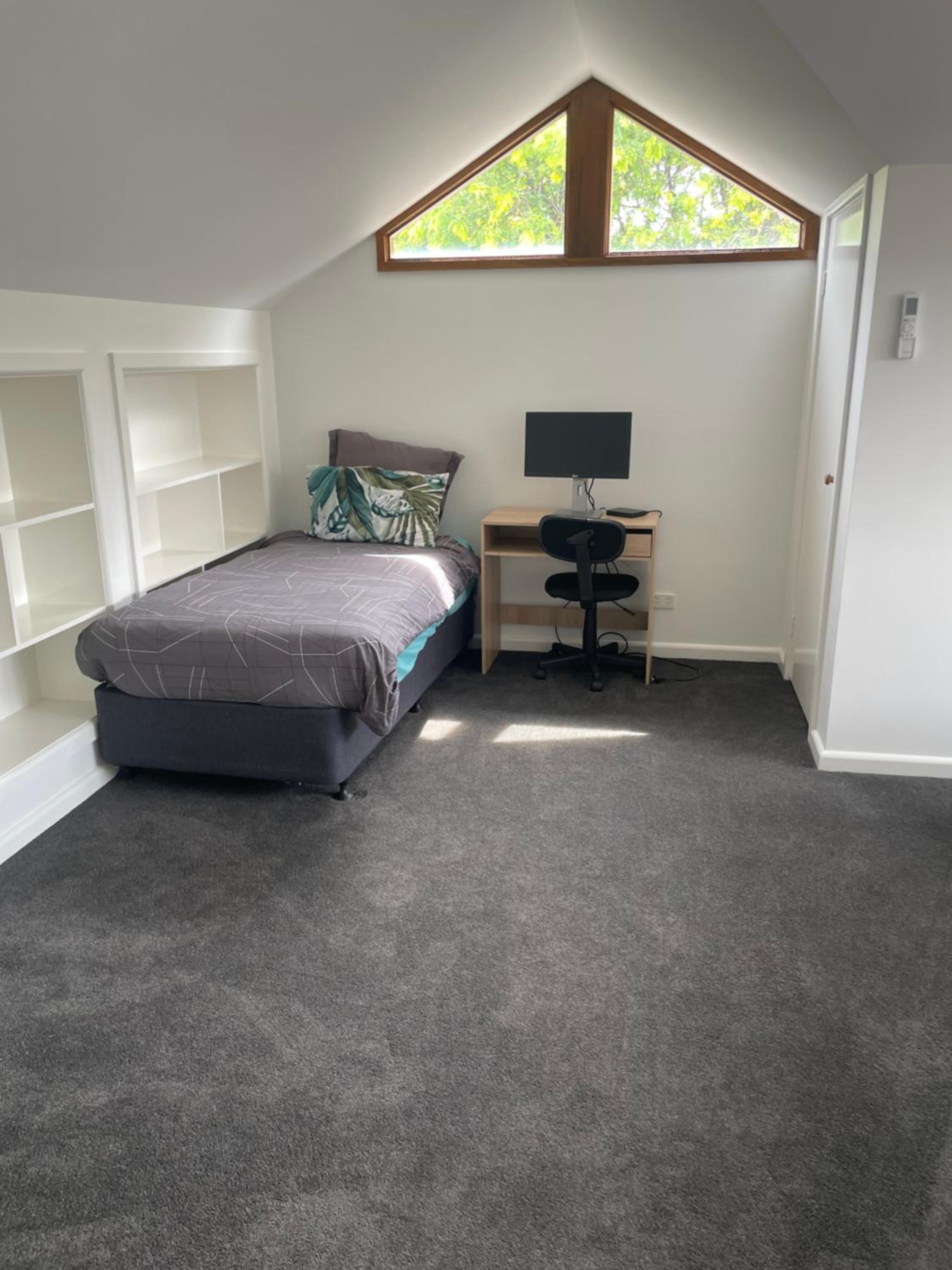 Large 5BR Home-Pool-BBQ-5 CarPark-Central Location