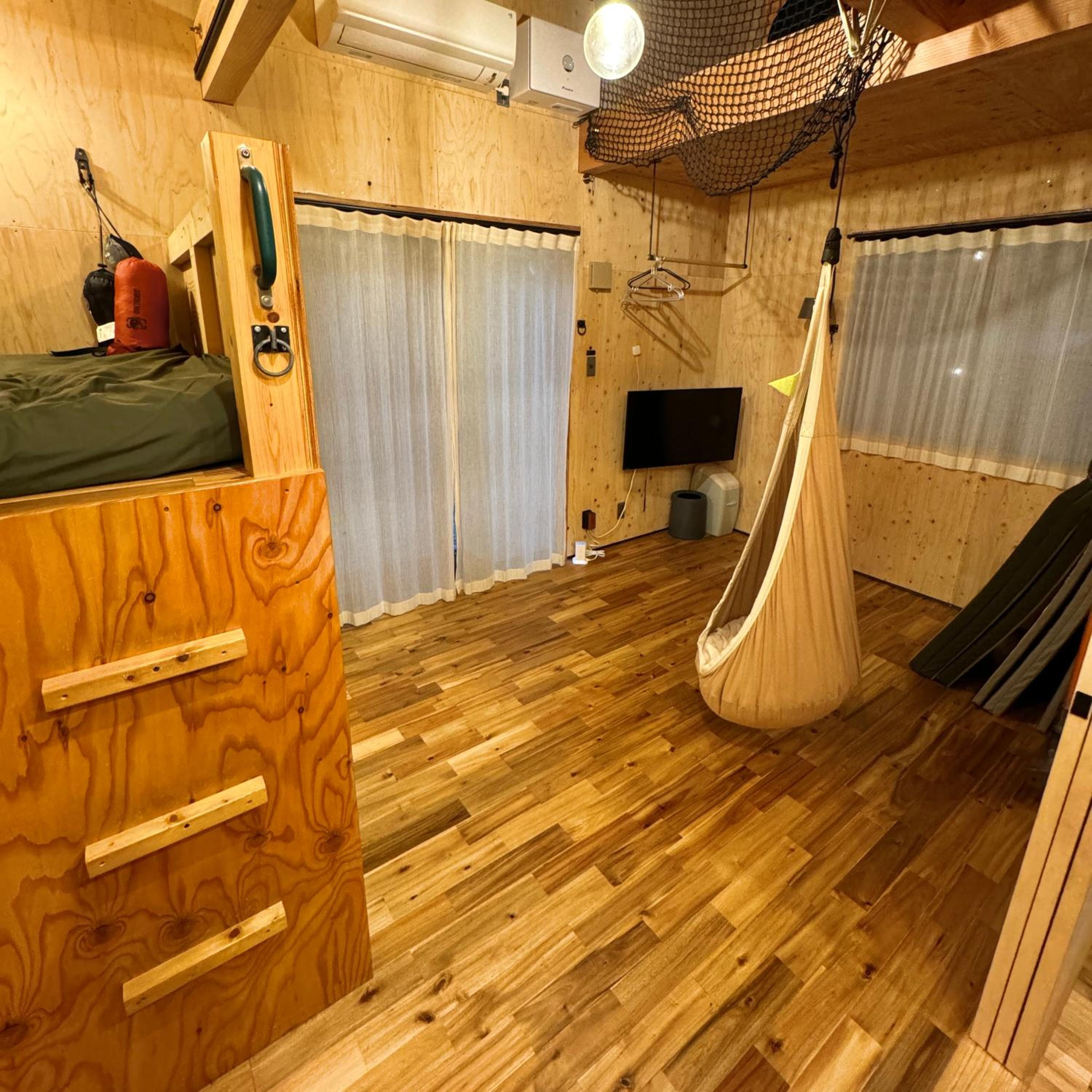SNUG CAMP HOUSE view 2