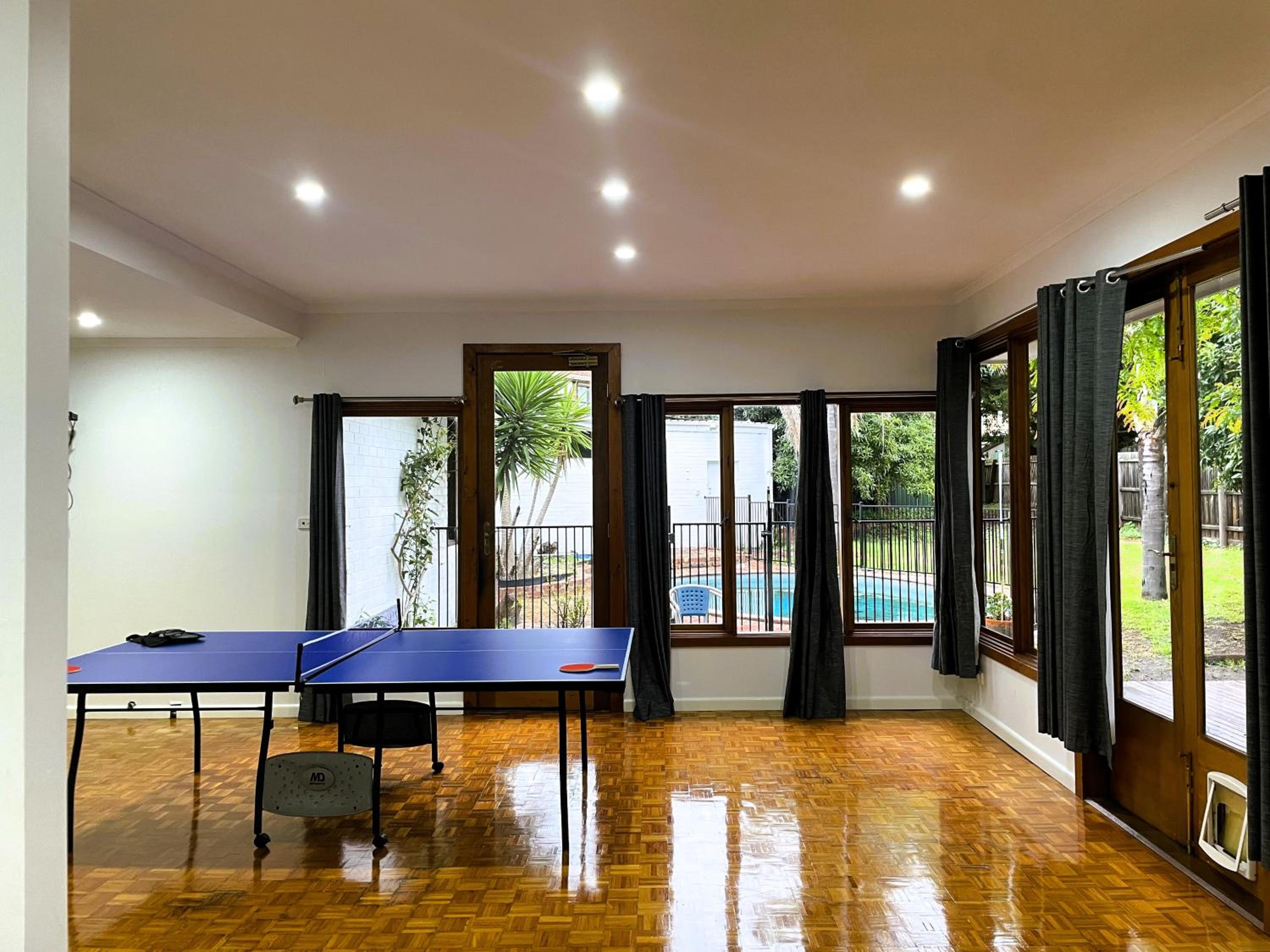 Large 5BR Home-Pool-BBQ-5 CarPark-Central Location