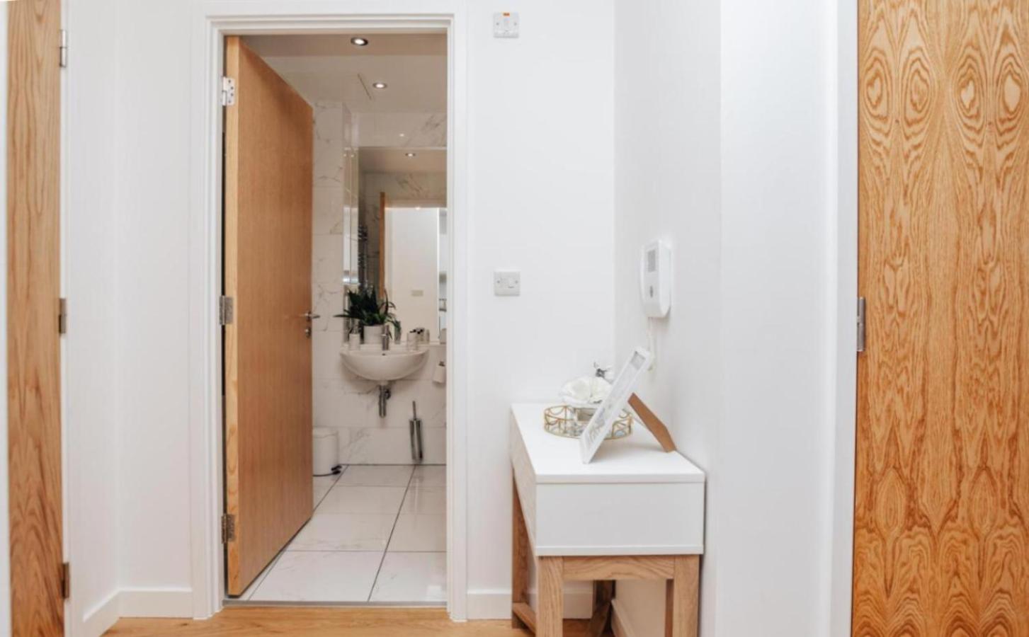 NEW LUXE Birmingham City Centre - 2 Bed Superior Apartment - with Netflix view 3
