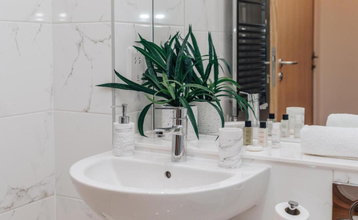 NEW LUXE Birmingham City Centre - 2 Bed Superior Apartment - with Netflix view 5