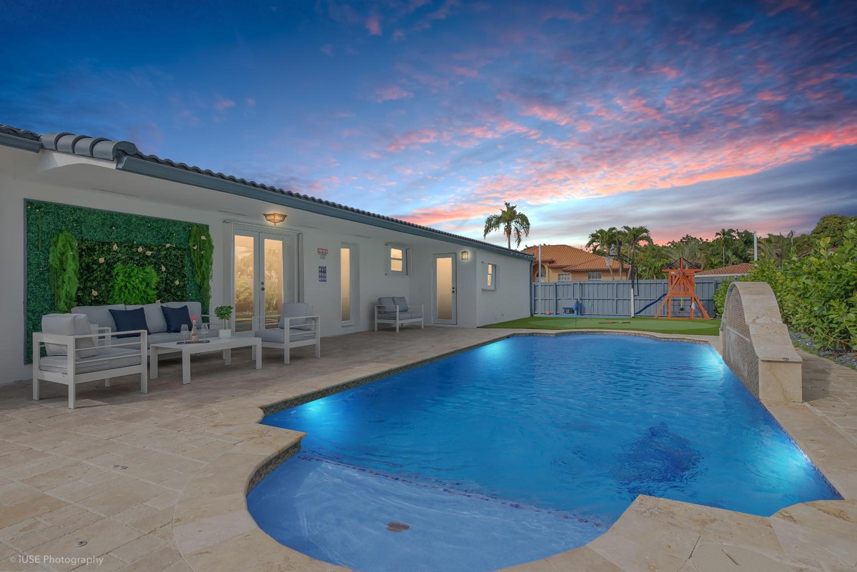 Le Femme Paradise -Htd Pool, Mini Golf, 5 Bedrooms, Jacuzzi, Game Room, BBQ