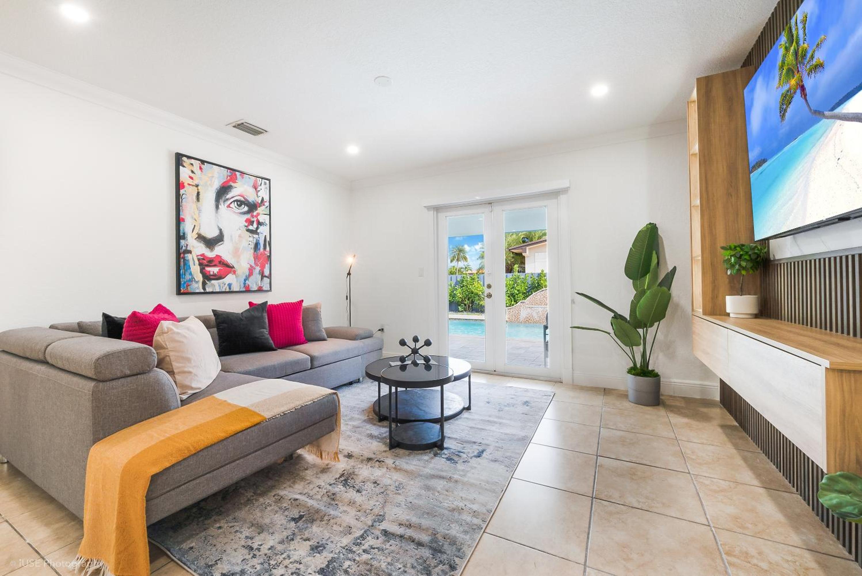 Le Femme Paradise -Htd Pool, Mini Golf, 5 Bedrooms, Jacuzzi, Game Room, BBQ