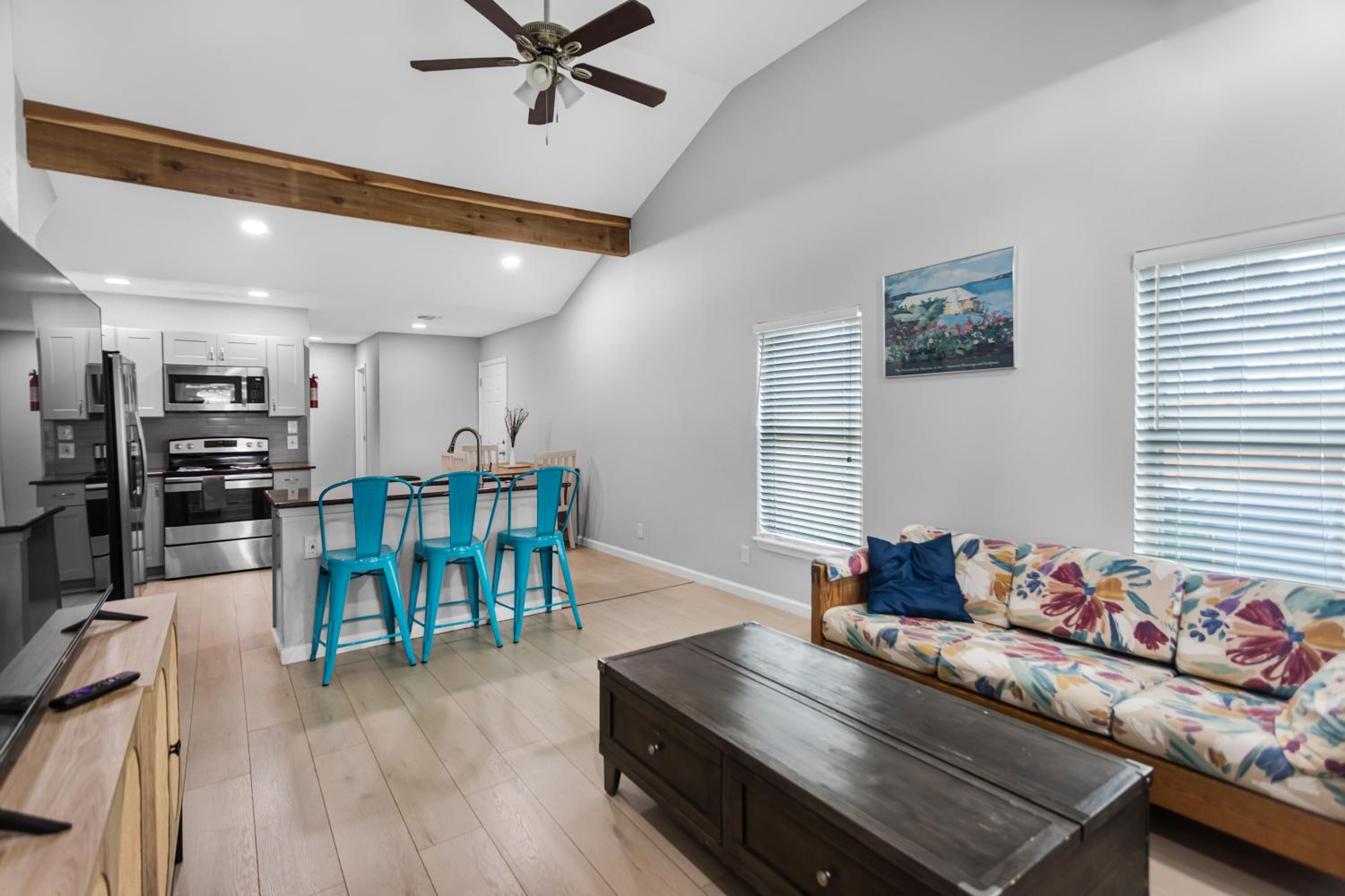 8 mins to Riverwalk & Alamo, fenced backyard, pets allowed view 4