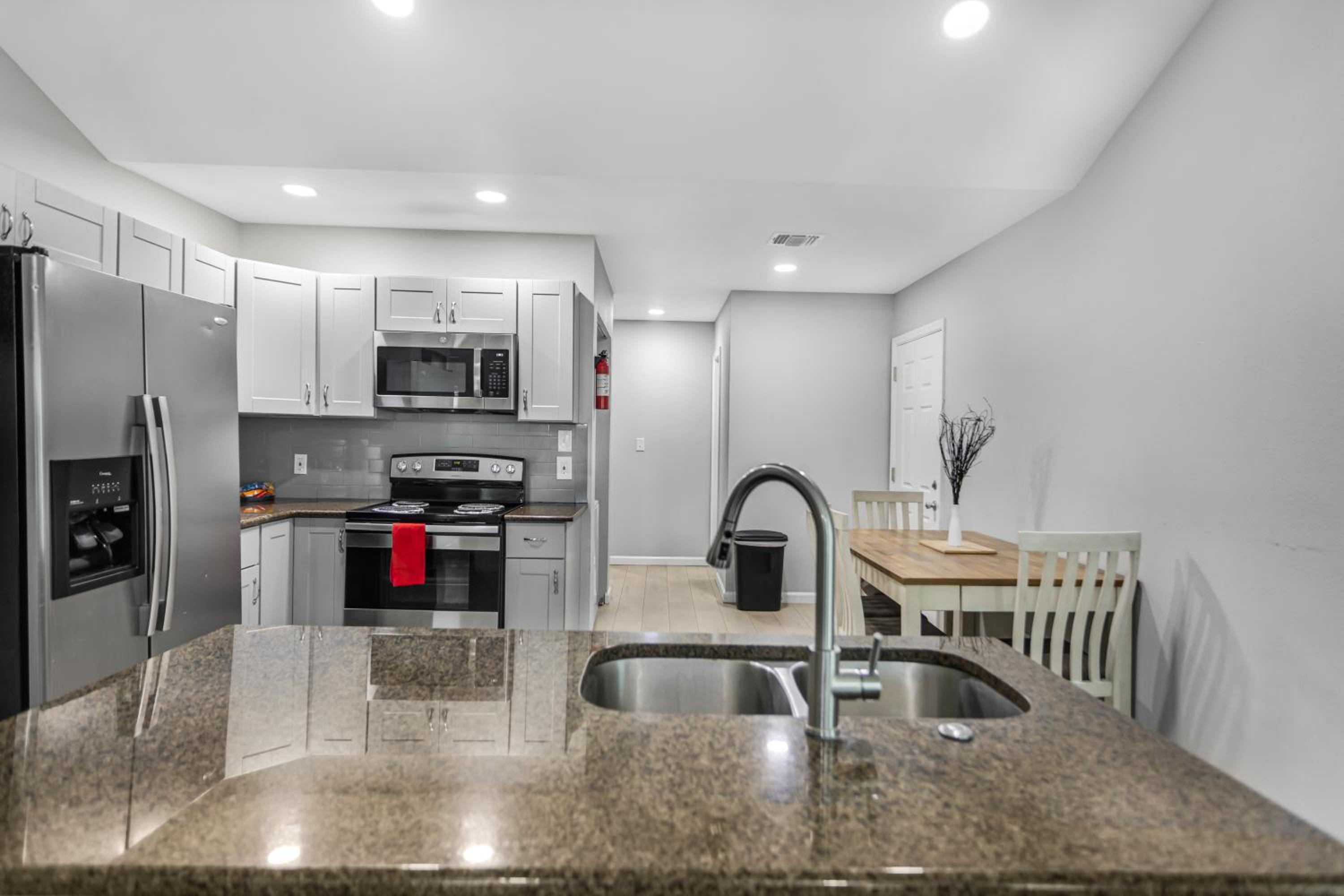 8 mins to Riverwalk & Alamo, fenced backyard, pets allowed view 3
