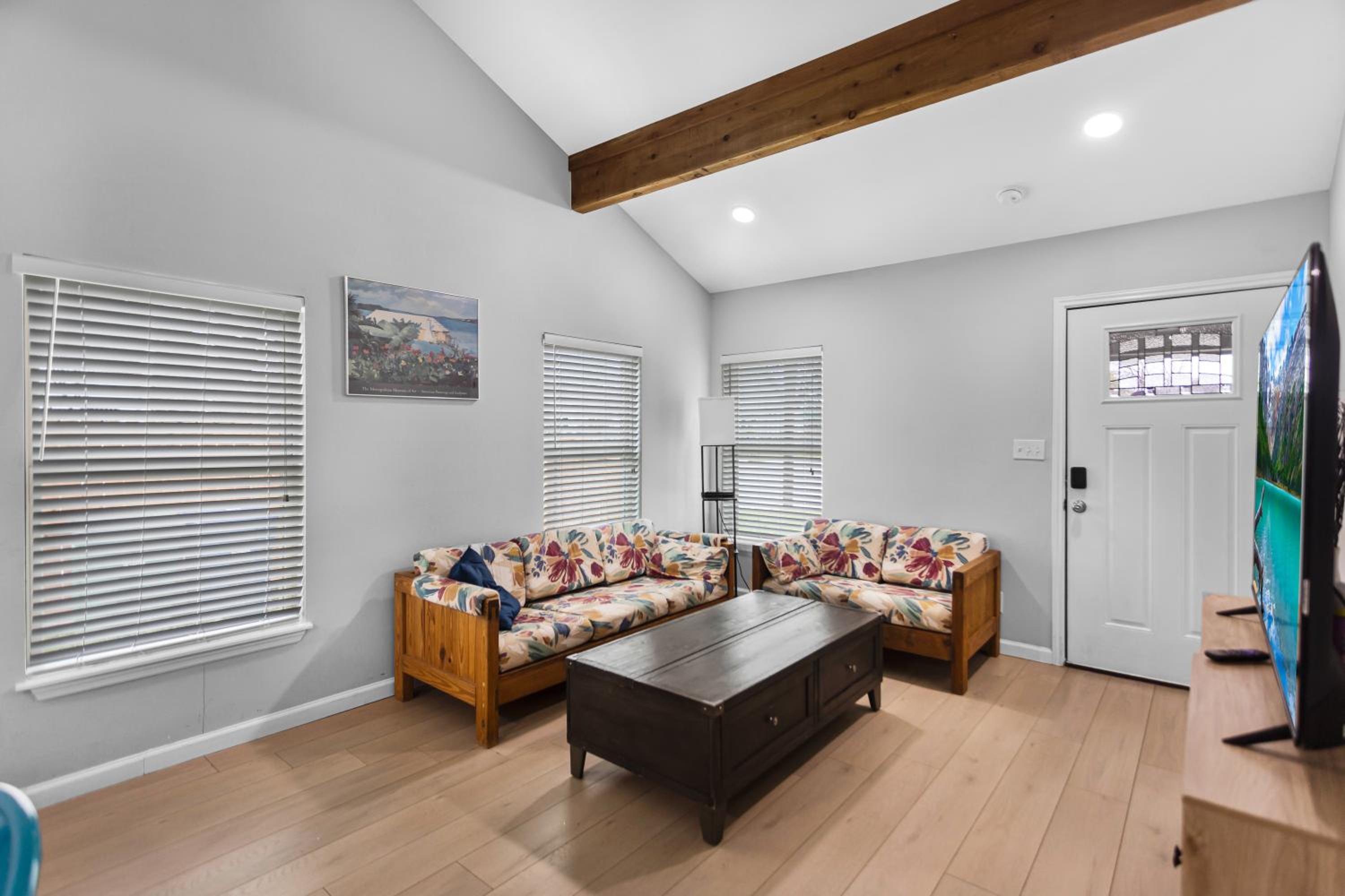 8 mins to Riverwalk & Alamo, fenced backyard, pets allowed view 2