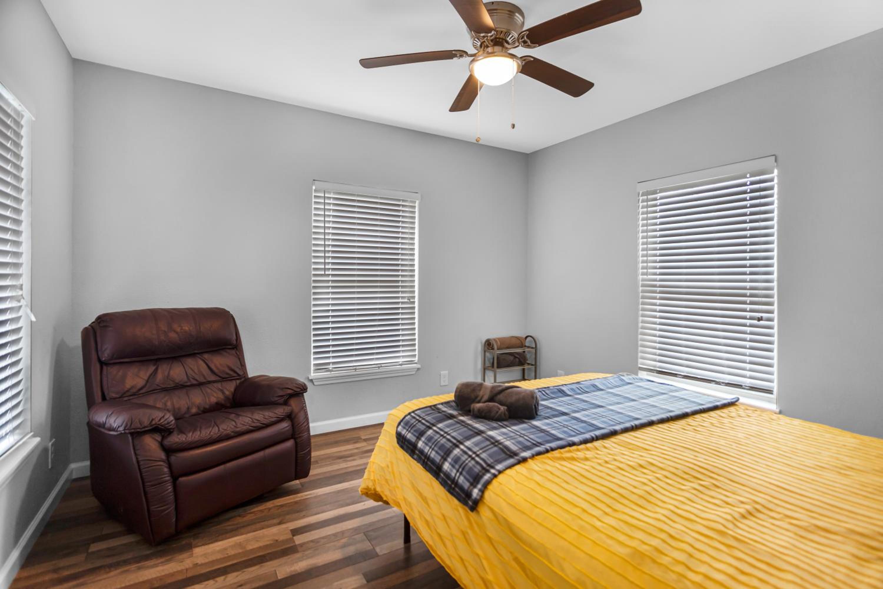8 mins to Riverwalk & Alamo, fenced backyard, pets allowed view 5