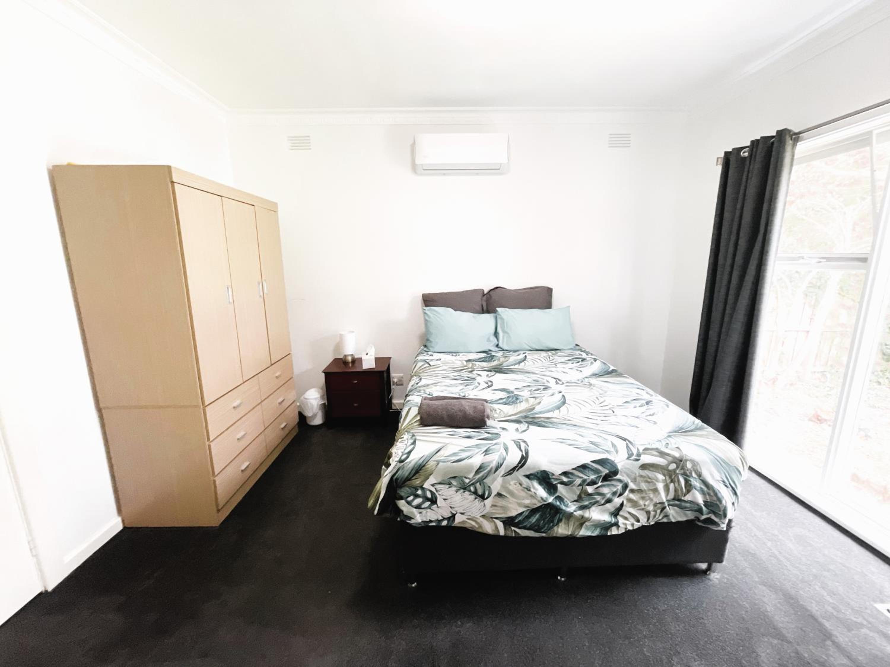 Large 5BR Home-Pool-BBQ-5 CarPark-Central Location