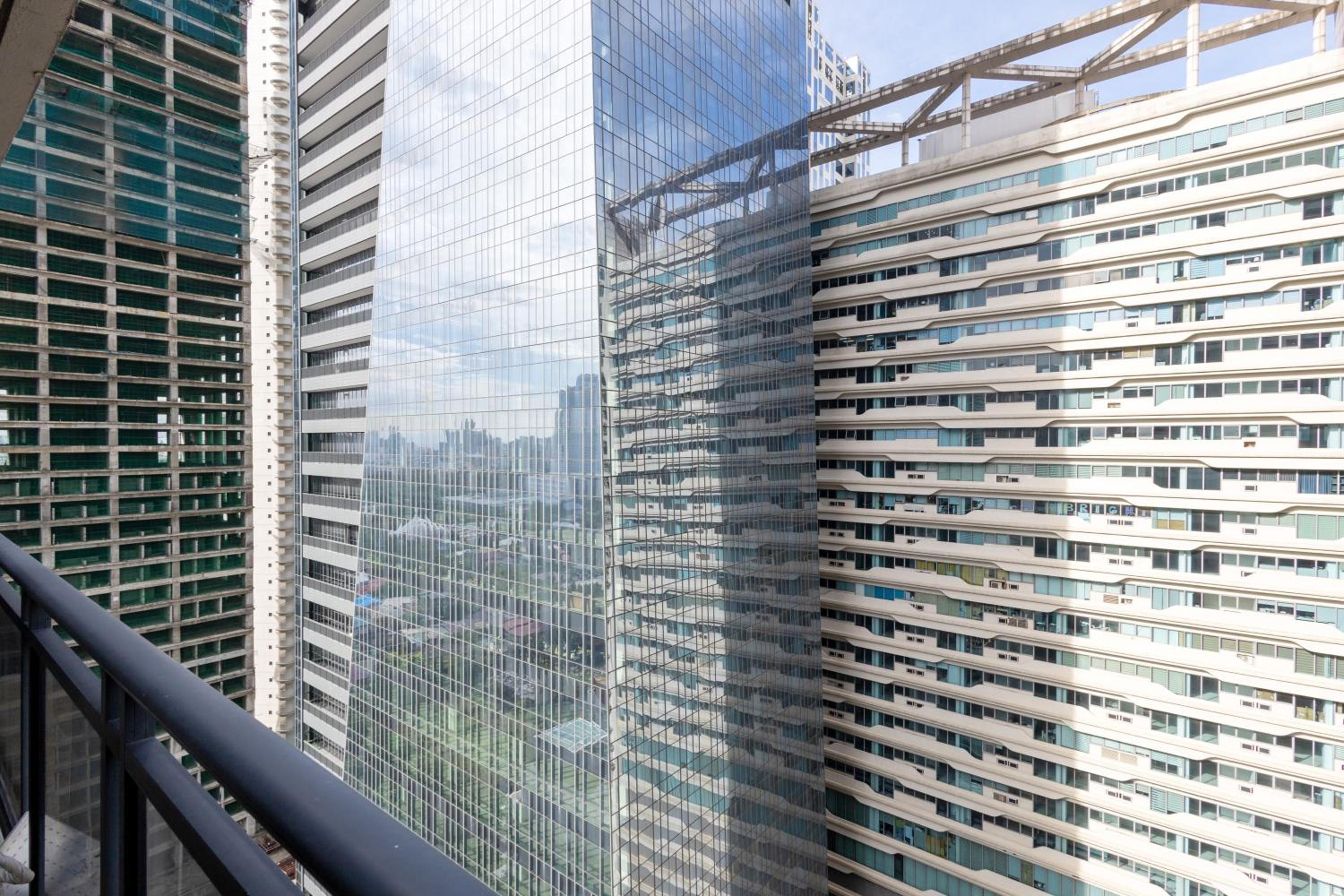 Elite Makati Loft: Infinity Pool, Netflix & Gym view 5