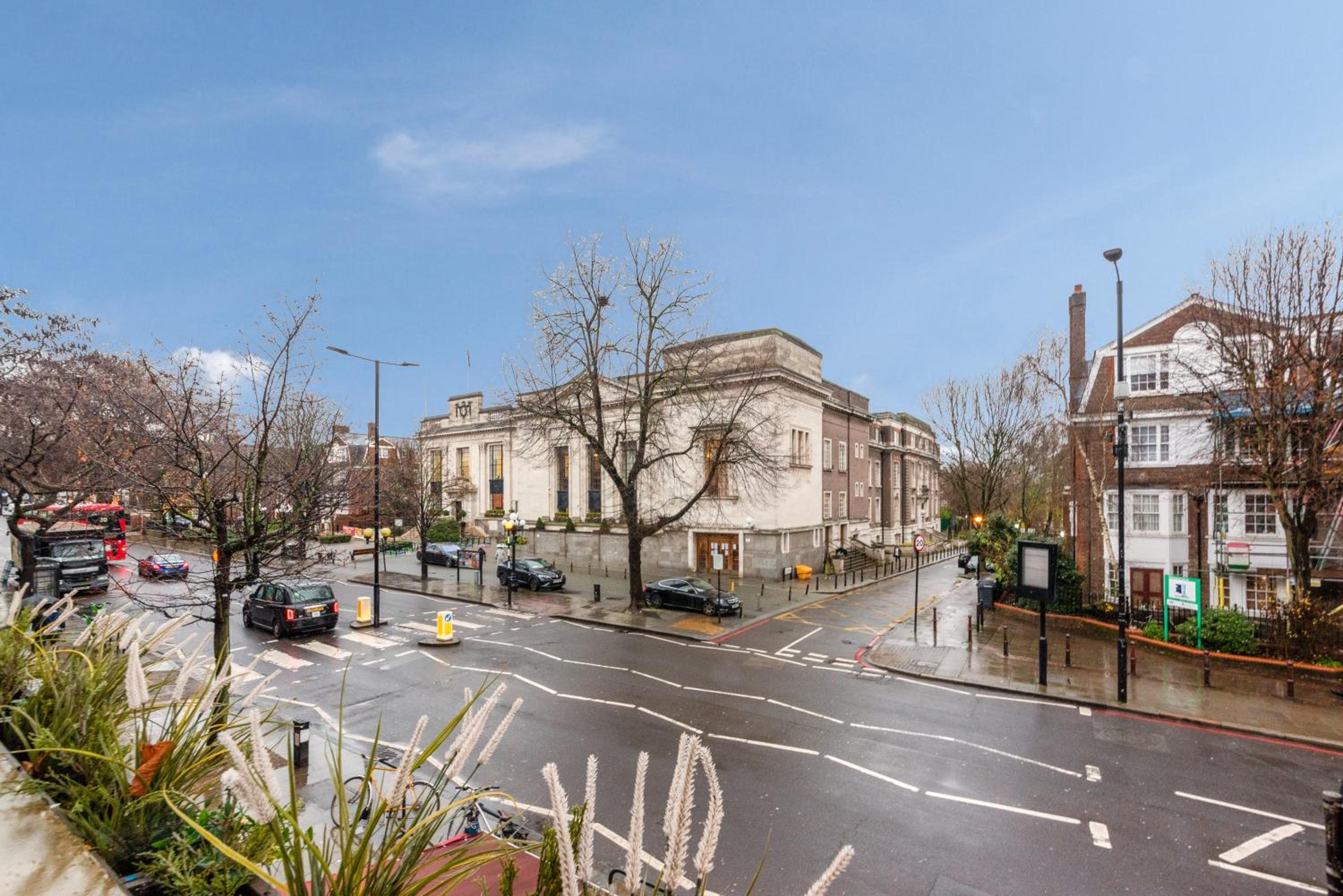 Two Bedroom Duplex in Angel HIgh Street