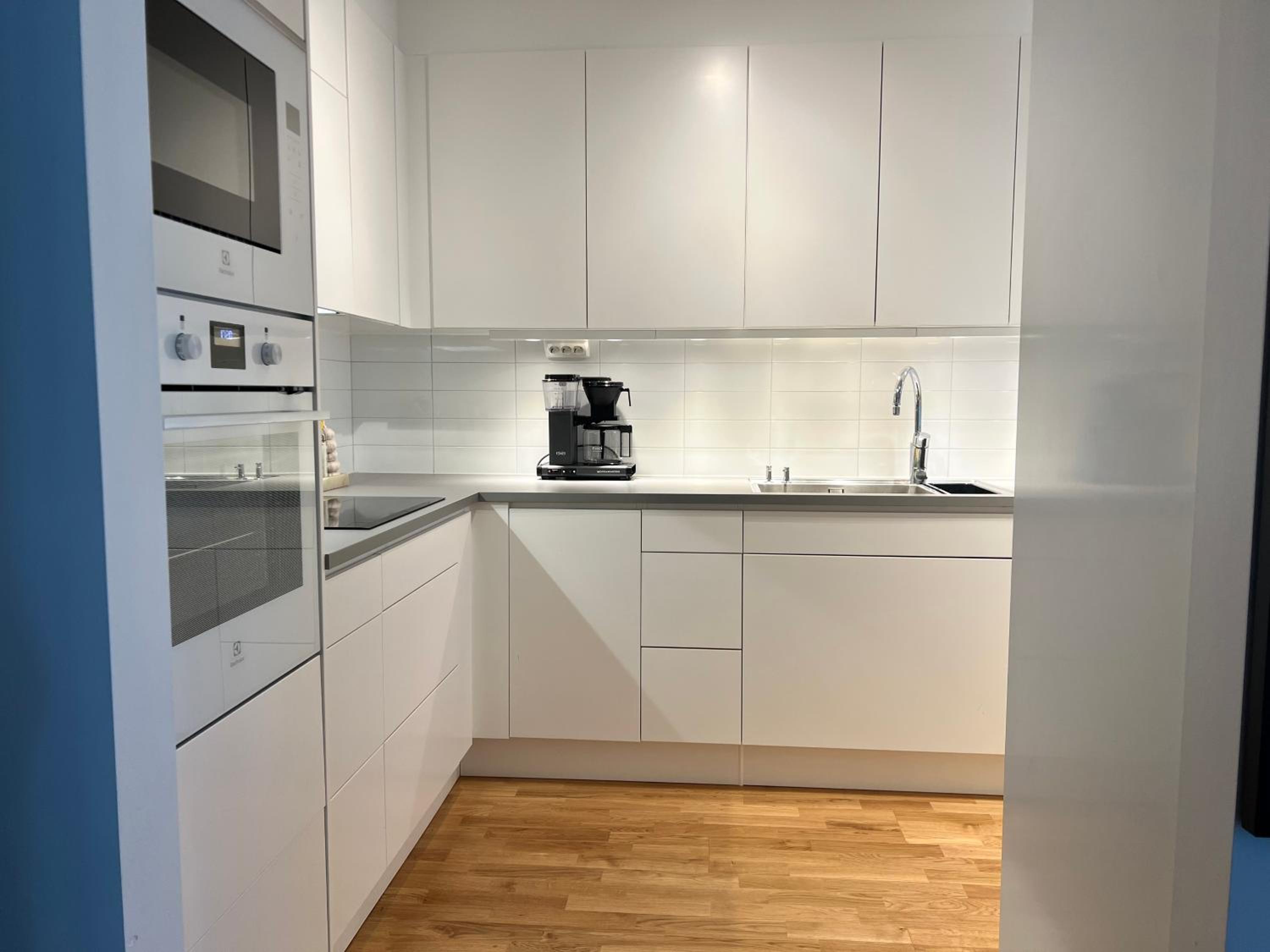 The Emerald Suite - Bright Scandinavian Private Apartment view 3
