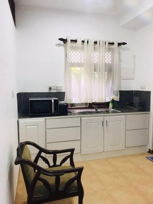 Red Rocks Studio - Comfortable and serene cottage surrounded with palms and tamarind tree