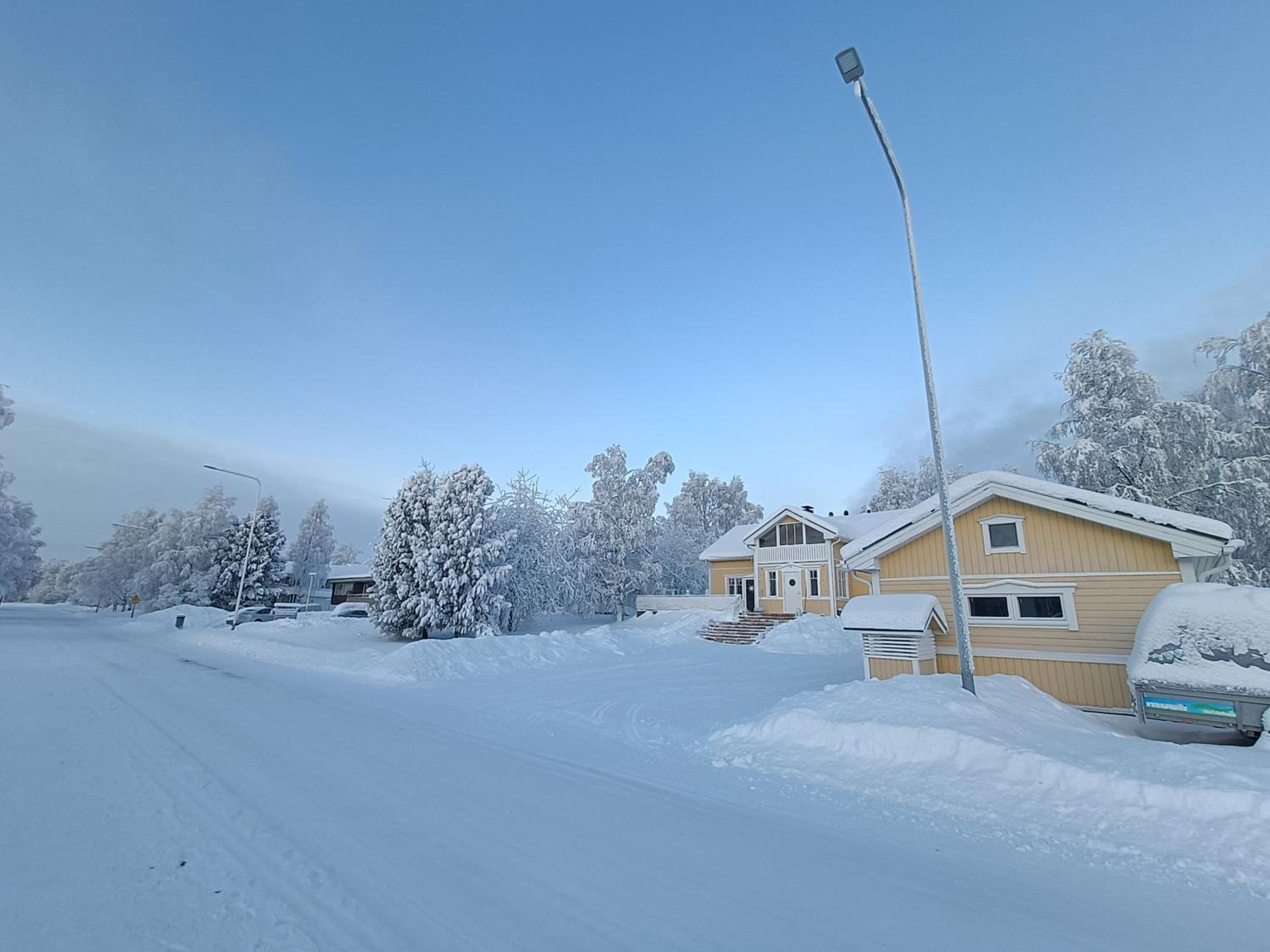Arctic Lakeside Villa