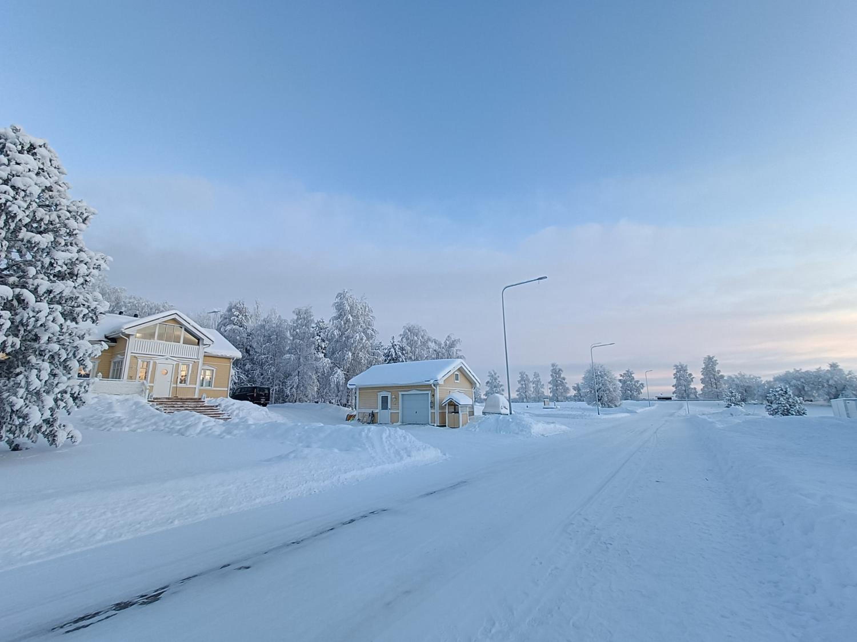 Arctic Lakeside Villa