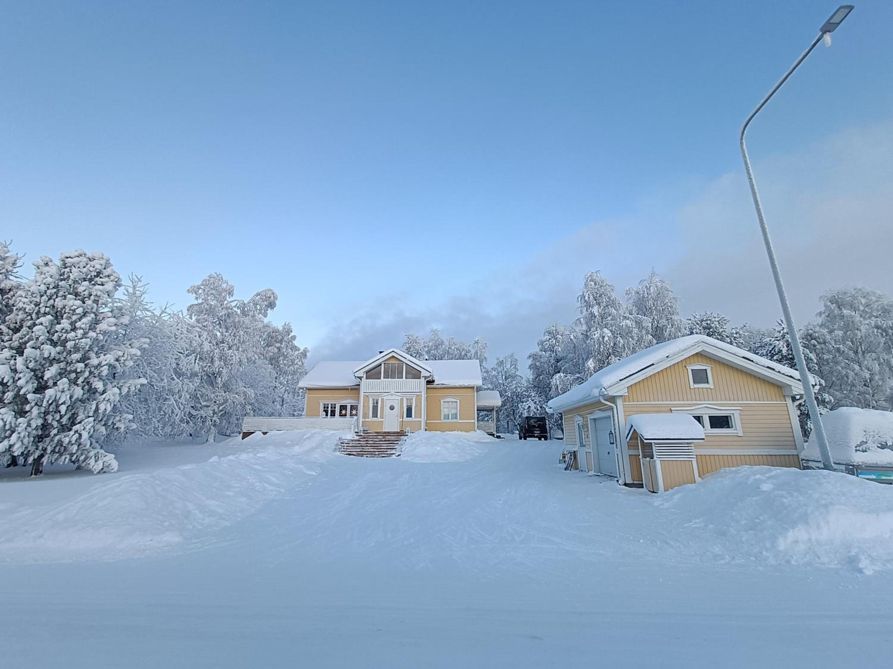 Arctic Lakeside Villa