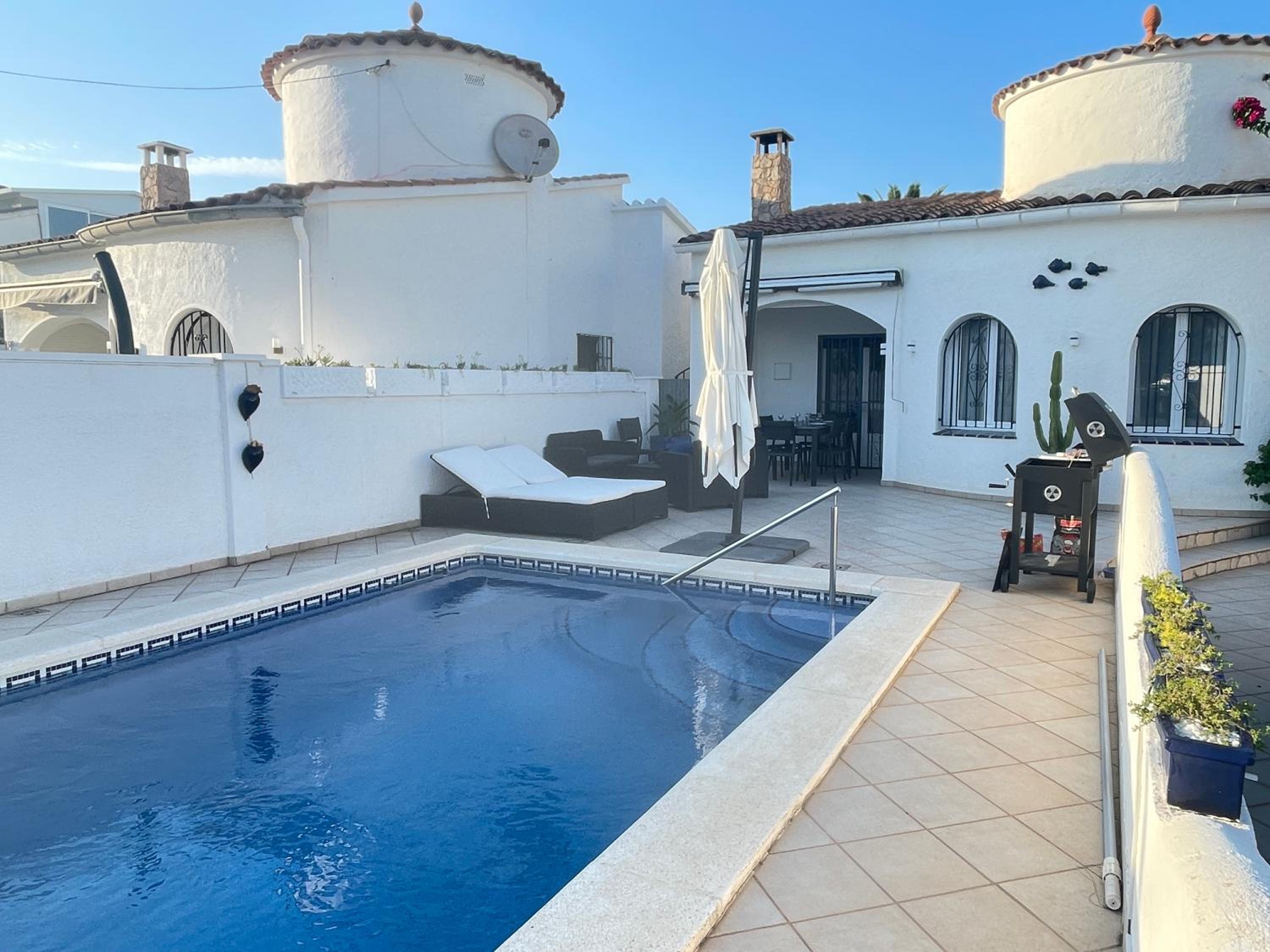 Charmante villa avec piscine dans les canaux
