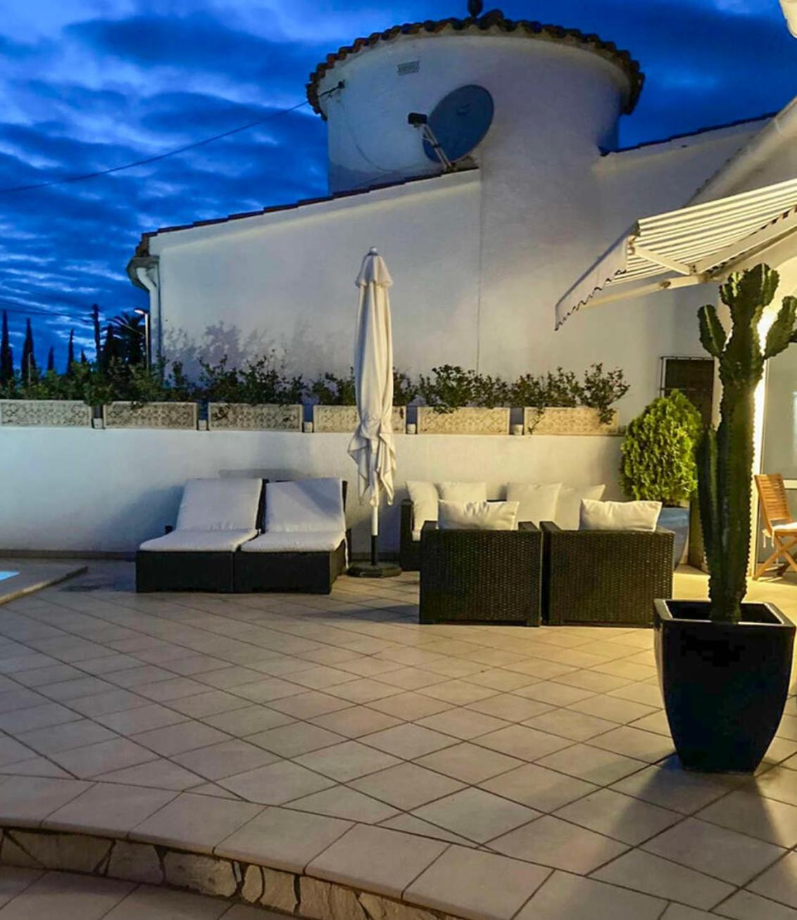 Charmante villa avec piscine dans les canaux