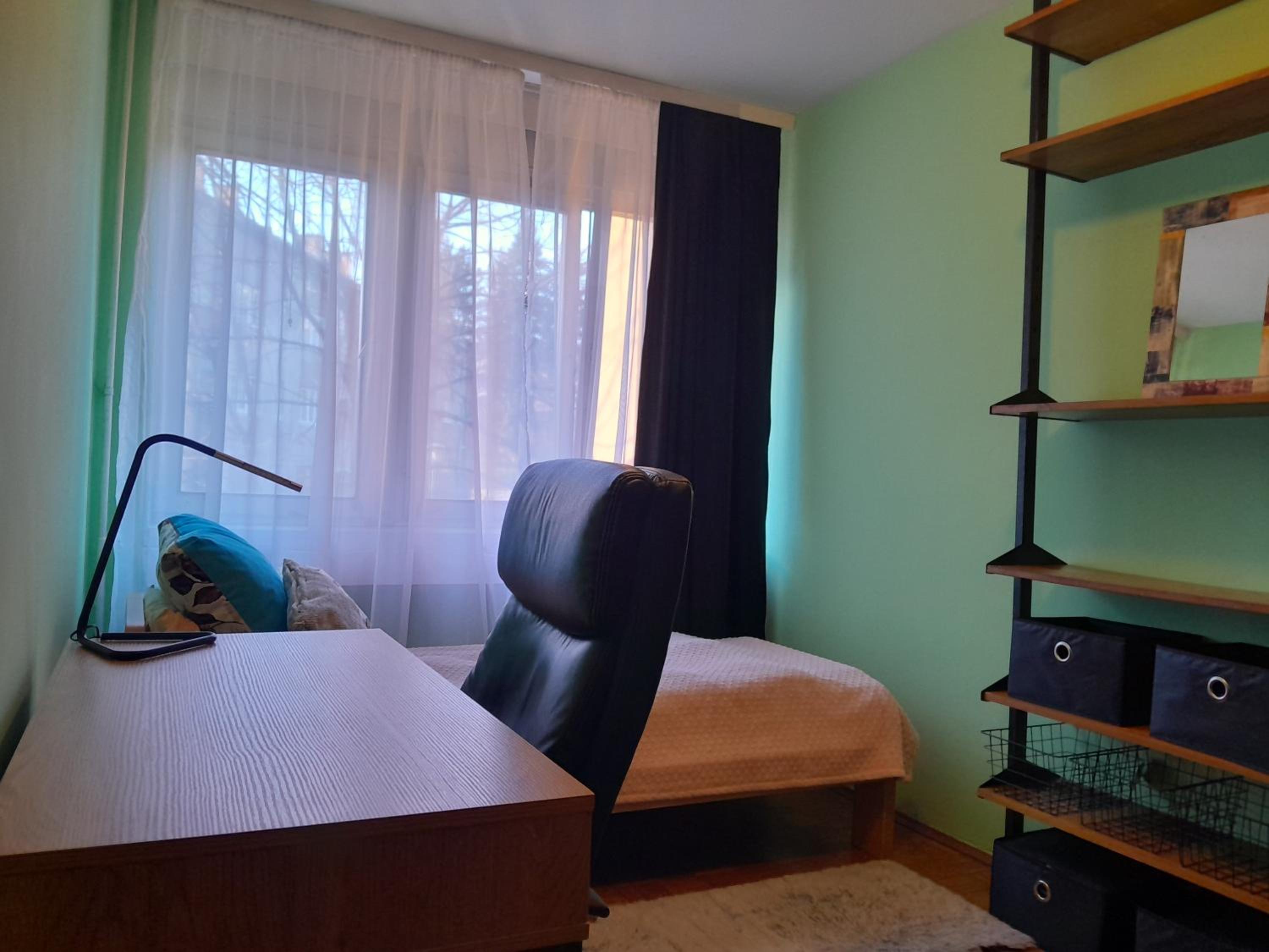 Quiet Room with Workspace in top Location