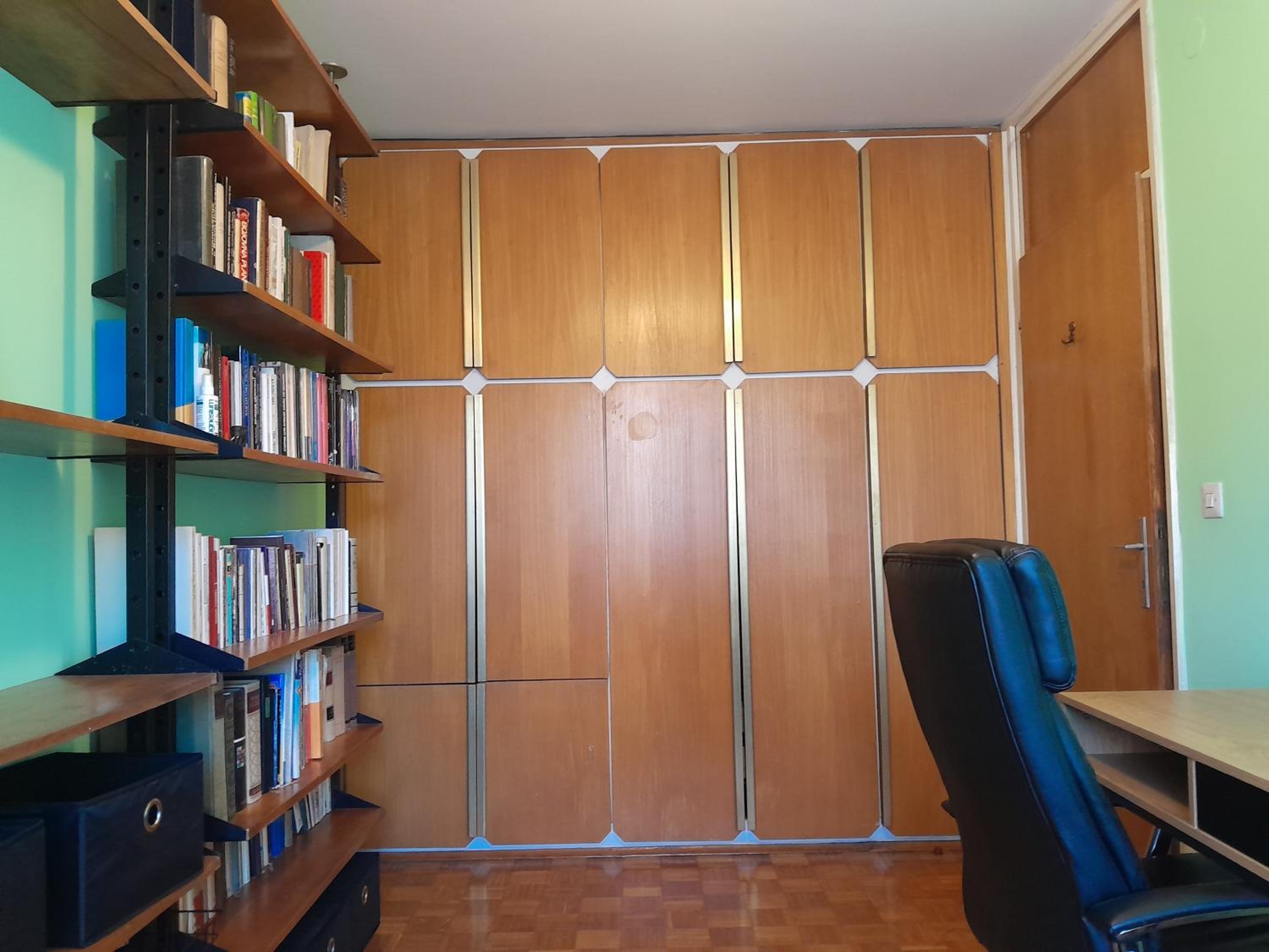 Quiet Room with Workspace in top Location