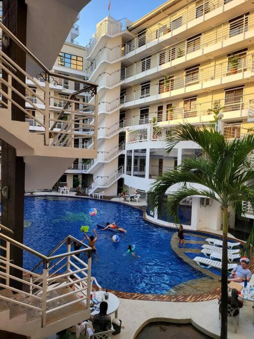 Sheryll Escapes - Kandi Modern 1BR with king bed fast Wi-Fi & housekeeping view 2