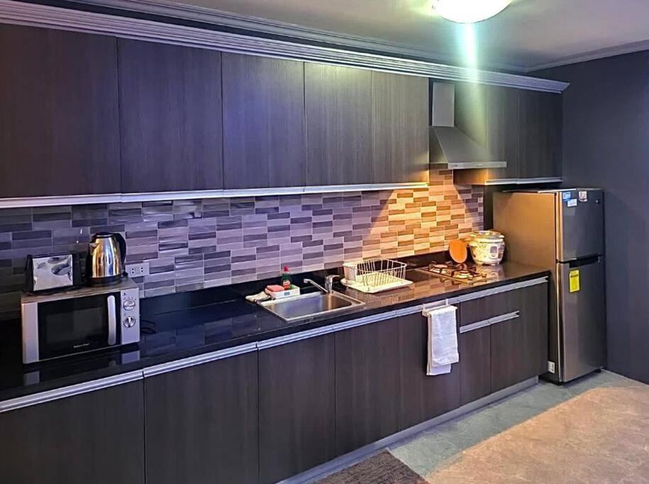Sheryll Escapes - Kandi Modern 1BR with king bed fast Wi-Fi & housekeeping view 3