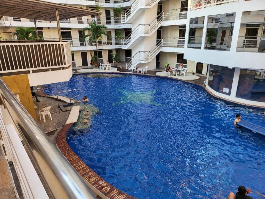 Sheryll Escapes - Kandi Modern 1BR with king bed fast Wi-Fi & housekeeping view 4