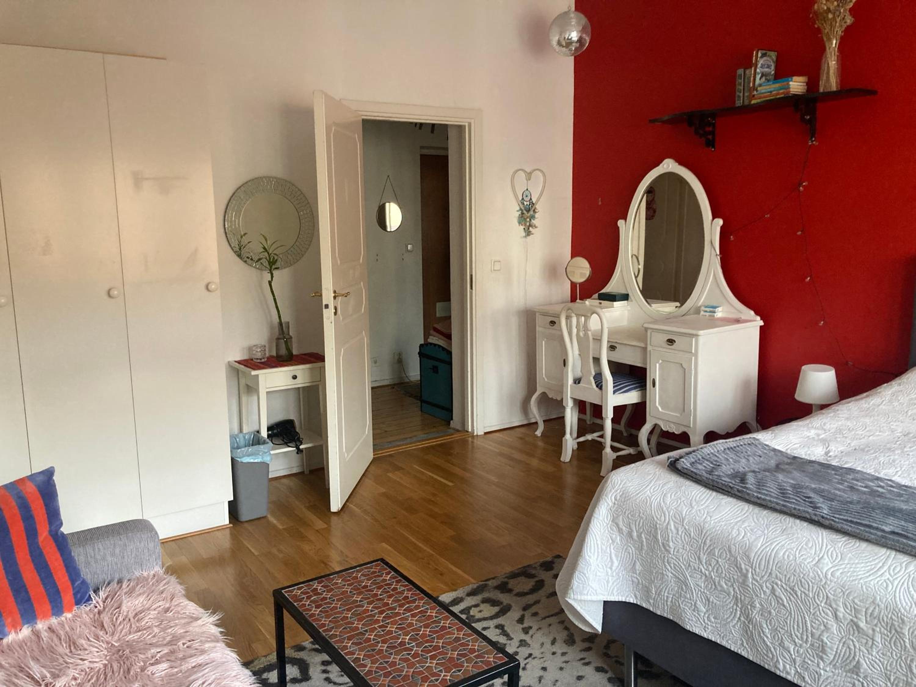Rum med eget badrum och stort, delat kök,centralt i Malmö A room in an apartment, own bathroom and kitchen shared with a family view 2