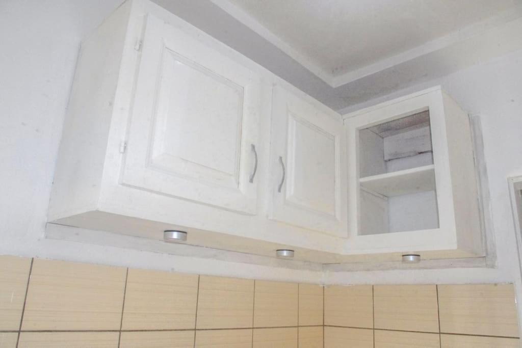 Studio meublé à bas prix (salon, chambre, douche, cuisine)